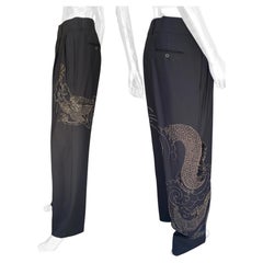Tom Ford per Gucci Primavera/Estate 2001, pantaloni con ricamo a mano / motivo a drago nero/oro, taglia 52, unisex