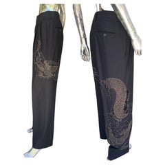 Tom Ford pour Gucci, collection printemps-été 2001, pantalon brodé à la main / motif « Emb Dragon » noir et or, taille 52, unisexe