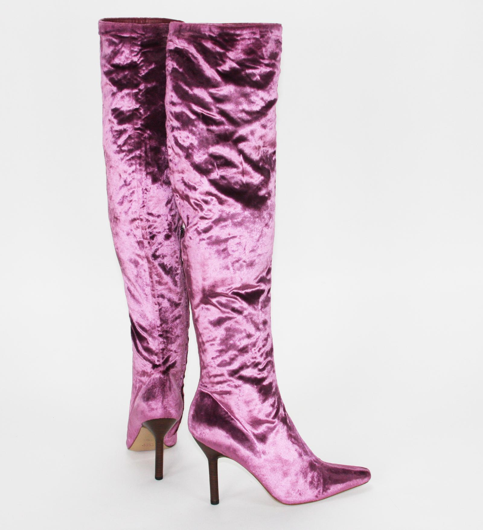 Tom Ford for Gucci Pink Velvet Over the Knee Boots
Vintage F/W 1999 Collection
Designer size 7 1/2 B
Sexy and Elegant Style, Rare Pink Color Velvet, Partly Zip Closure, Pointed Toe-Line, Fully Lined, Leather Sole.
Measurements: Total Height from the