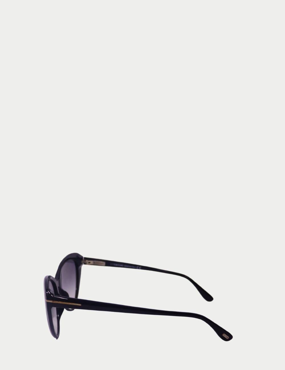 Tom Ford Schwarze Cat-Eye-Sonnenbrille mit Verlaufsgläsern

Die Tom Ford Cat-Eye-Sonnenbrille ist eine zeitlose Silhouette mit modernem Touch, die für mehr Glamour sorgt. Sie ist aus glänzendem schwarzem Acetat gefertigt und verfügt über die