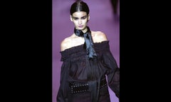 Tom Ford for Yves Saint Laurent : haut noir froncé à épaules dénudées, collection automne-hiver 2001