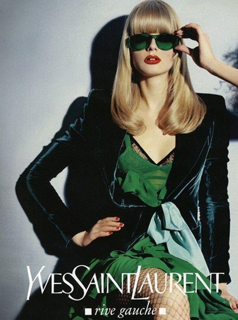 Famous Tom Ford for Yves Saint Laurent Rive Gauche Green Velvet Bow Blazer
F/W 2003 Runway Collection
French size 38 - US 6
Velvet jacket features a fitted body, patch pockets, and sash tie front closure. Each sleeve is accented with twelve