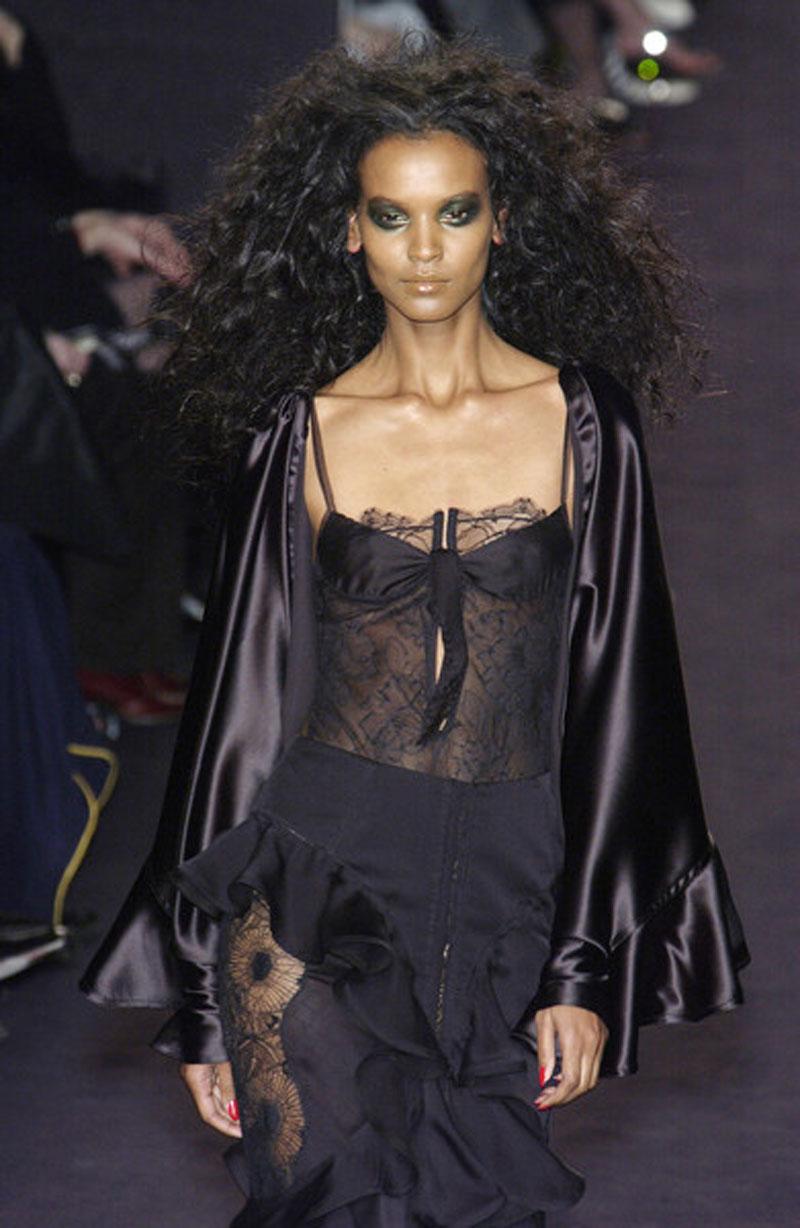 Noir Tom Ford pour Yves Saint Laurent - Tailleur jupe à volants en dentelle et soie, taille 40, automne-hiver 2003 en vente