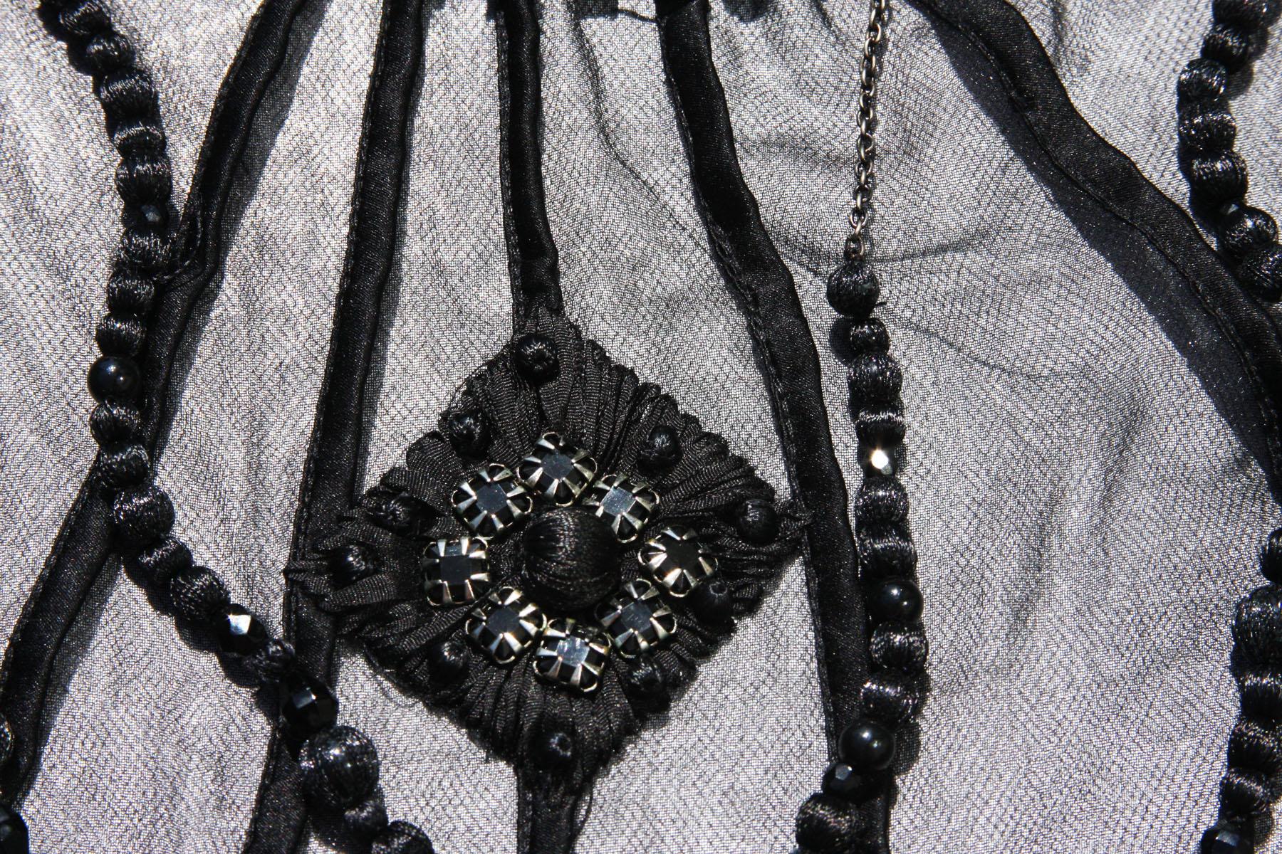 Tom Ford pour Yves Saint Laurent - Ensemble haut noir transparent en soie avec jupe et jupe en perles, automne-hiver 2003 en vente 10