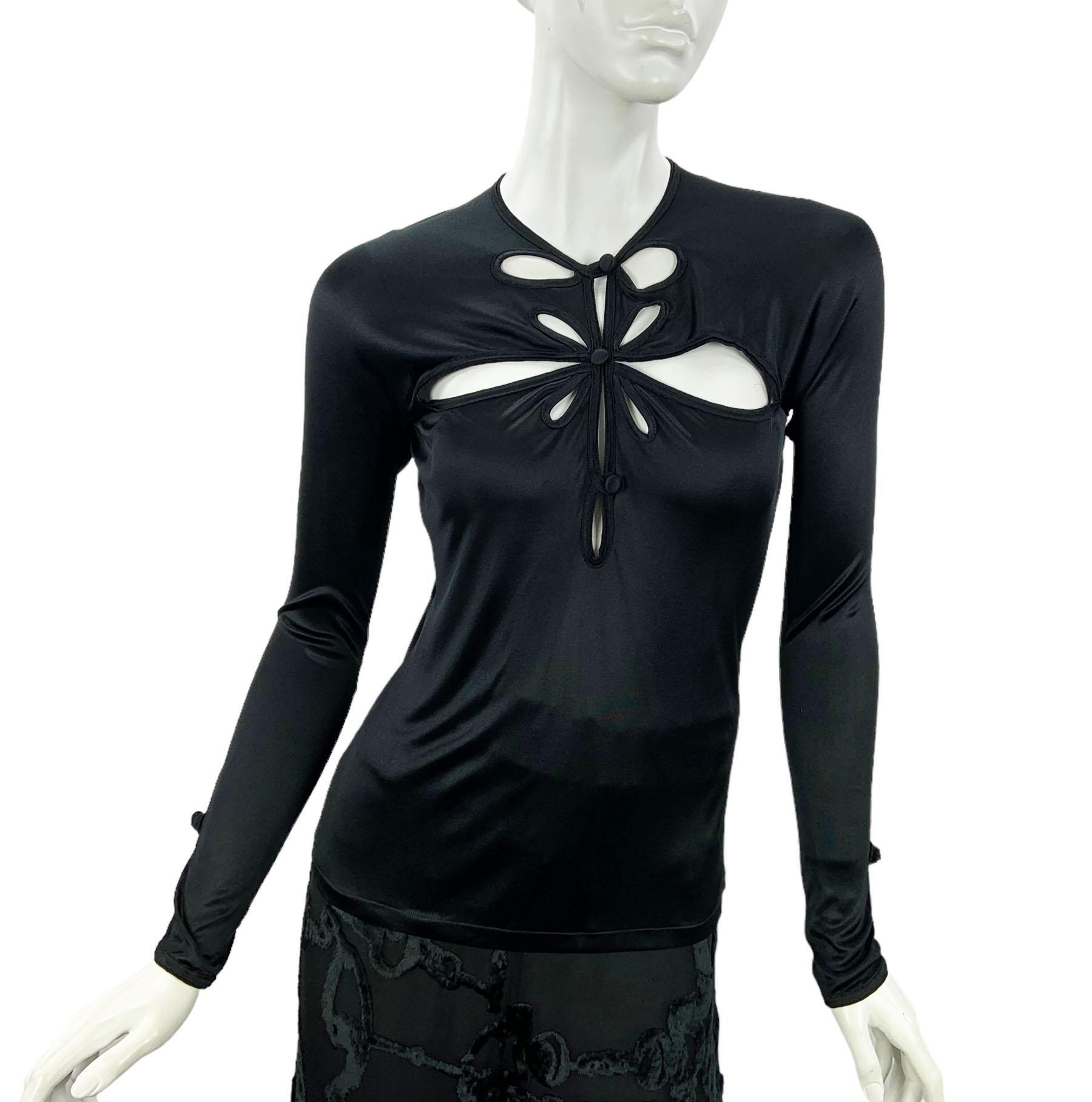 Tom Ford for Yves Saint Laurent Rive Gauche Top Nero
Collezione A/I 2004
Top sexy in jersey nero elasticizzato con numerosi dettagli cut-out, chiusura con bottoni.
Misure: Lunghezza - 23 pollici, busto - 30/32