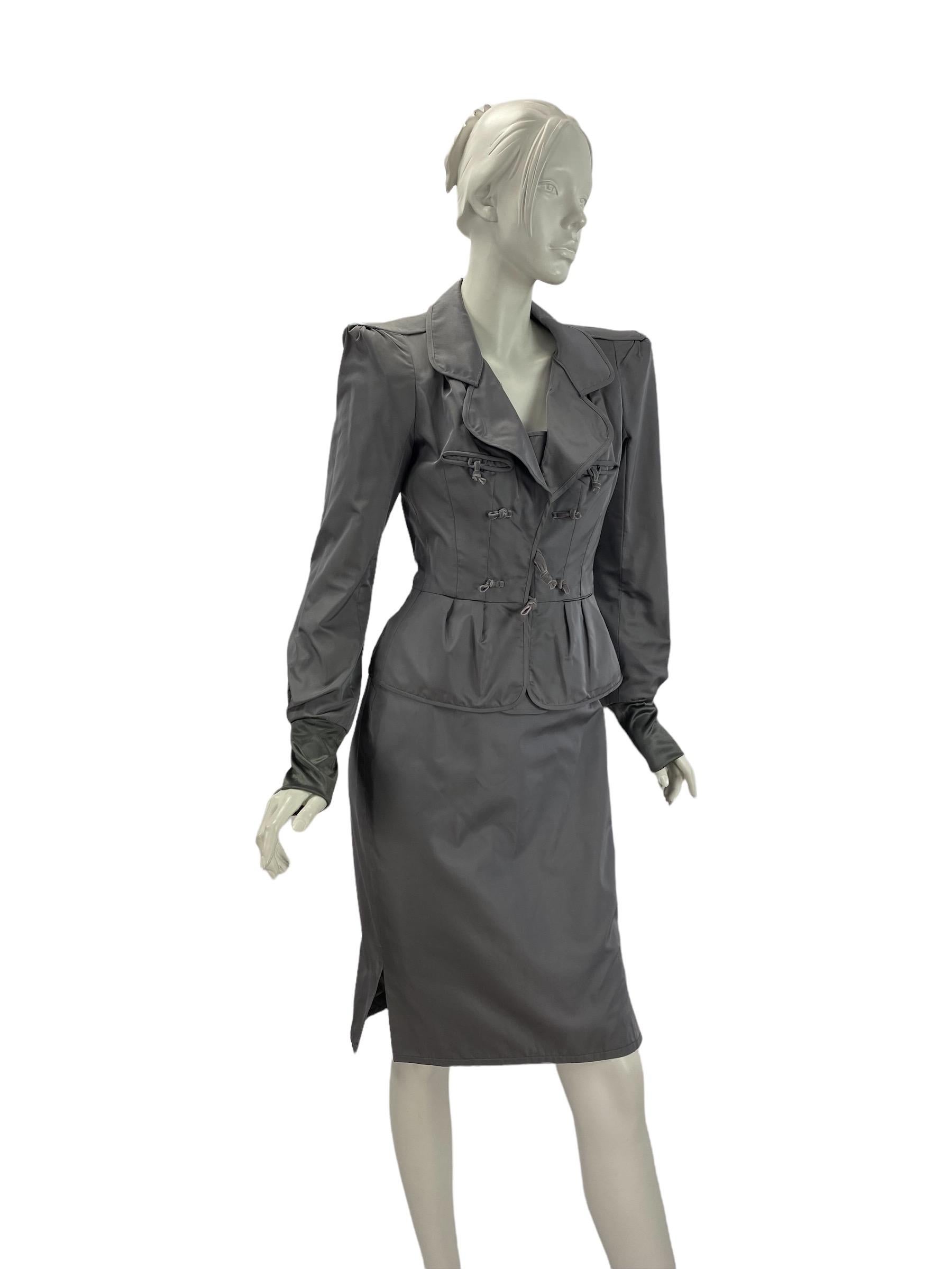 Costume jupe vintage Tom Ford pour Yves Saint Laurent.
Collection F/W 2004
Pays/Région de fabrication : France
Taille française 38 - US 6
Matériau : 100% soie, Couleur :  Gris tourterelle, Entièrement doublé.
Veste : buste - 36 pouces, taille - 29