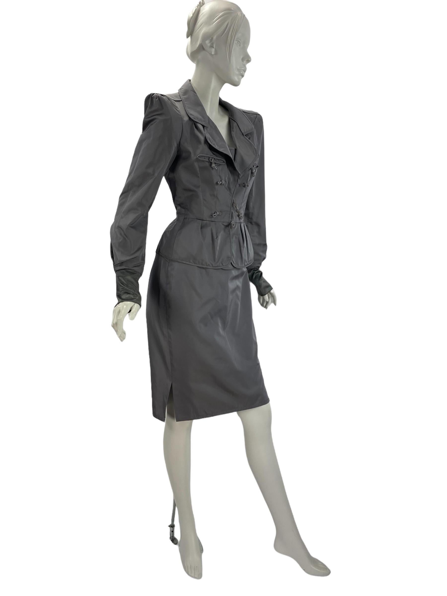 Gris   Tailleur jupe gris tourterelle Tom Ford pour Yves Saint Laurent, A/H 2004, taille FR 38 - US 6 en vente