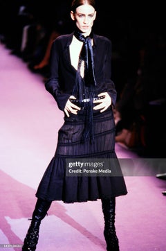 Tom Ford for Yves Saint Laurent, autunno 2001: gonna lunga a balze in cotone nero, passerella
