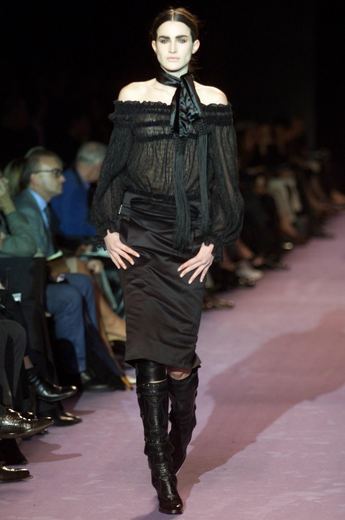 Tom Ford for Yves Saint Laurent Runway Black Sheer Top Blouse
Collection F/W 2001
Style décolleté, tissu diaphane semblable à des plumes de soie, bordure en velours noir.
L'étiquette de taille est coupée - Veuillez vérifier les mesures.
Mesures : 