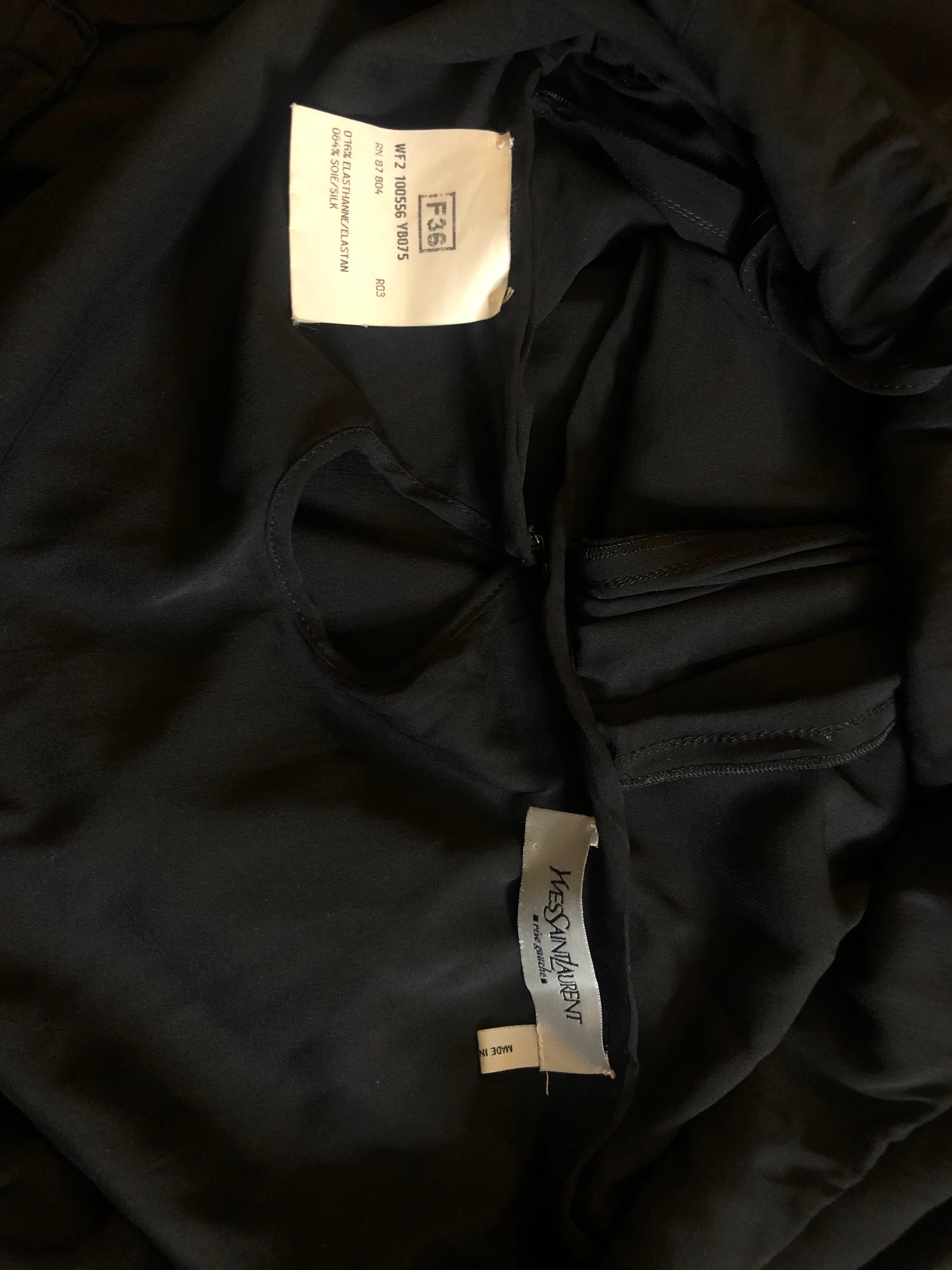 Tom Ford für Yves Saint Laurent S/S 2002 Laufsteg Schwarzes Kleid mit durchsichtigem Ausschnitt im Angebot 9