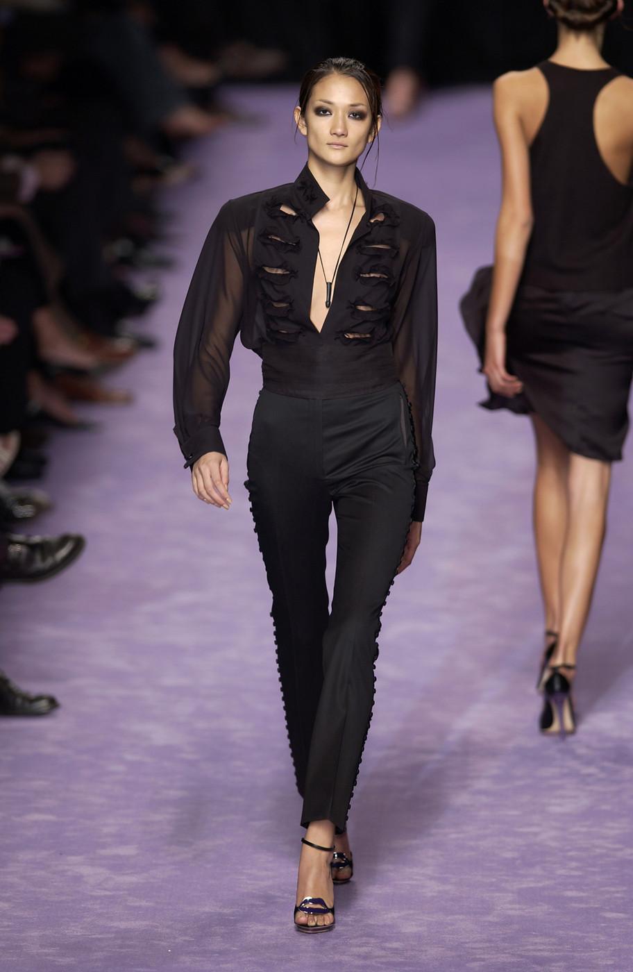 Tom Ford for Yves Saint Laurent Rive Gauche Camicetta nera in seta
Collezione P/E 2003 
100% seta velata, chiusura con bottoni nascosti, dettagli cut-out.
Misure: Lunghezza - 28 pollici, Busto - 44