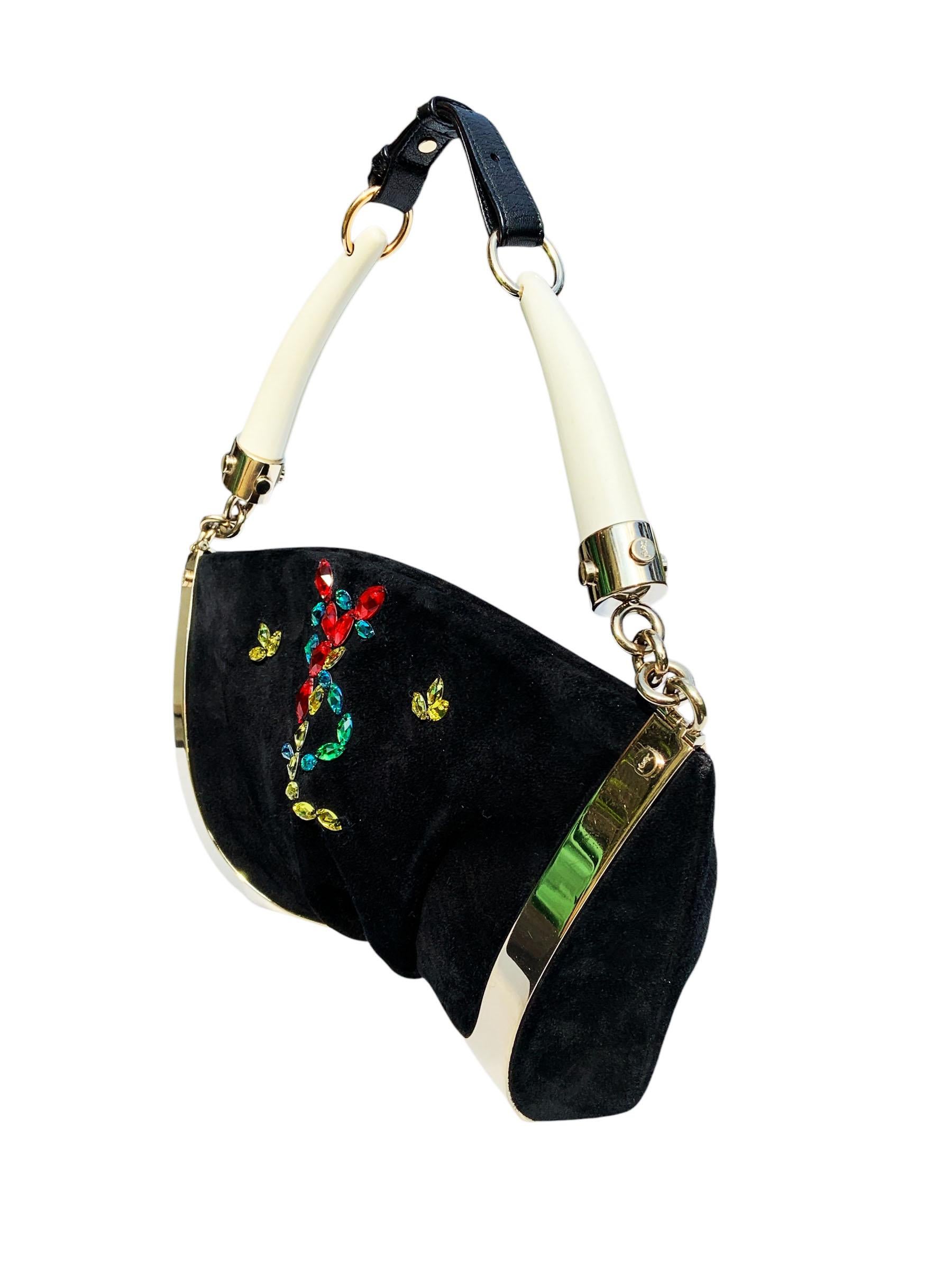 Vintage Tom Ford for Yves Saint Laurent Rive Gauche Limited Edition Shoulder Bag
Collection S/S 2004
N# 129282-000926
Daim noir, double corne, monture en métal doré, logo en cristaux YSL.
Une poche intérieure zippée, doublure en satin noir,