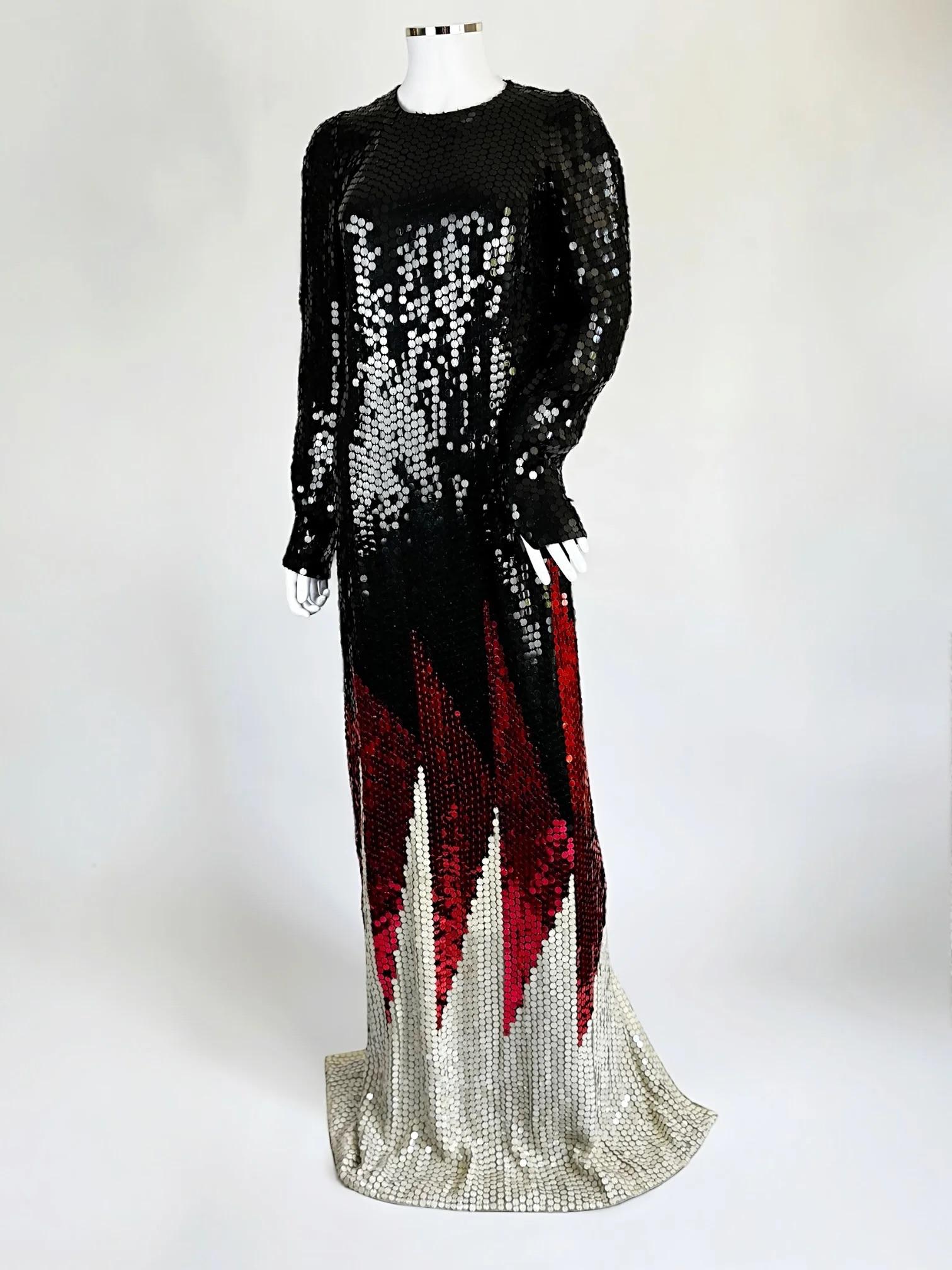 Robe longue entièrement pailletée Tom Ford, automne-hiver 2016
Cette robe a été l'avant-dernier look du défilé, porté par Carolyn Murphy, elle a figuré dans la campagne de la saison et a été portée par l'une des muses de Ford, Julianne Moore,