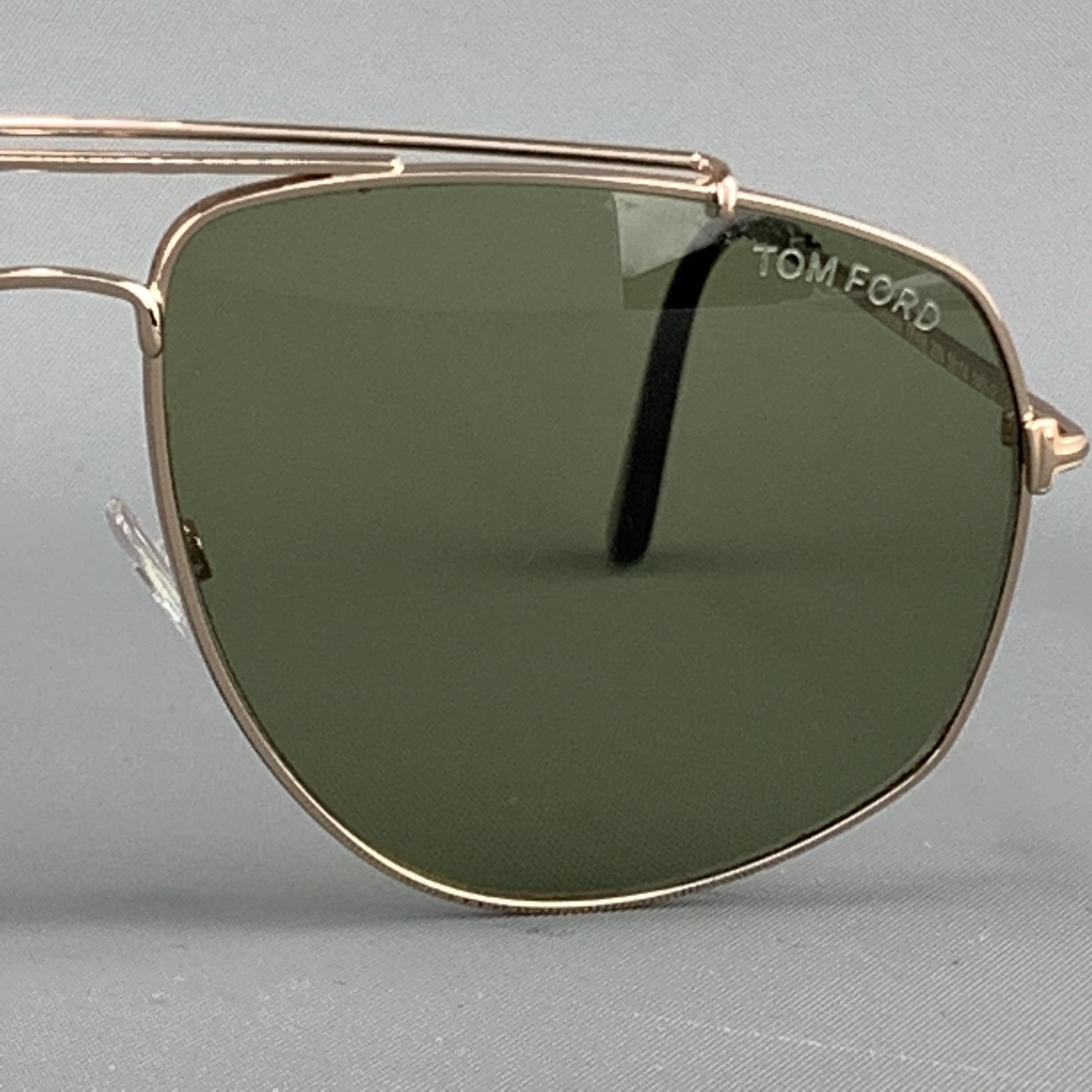 TOM FORD aviator sunglasses come in gold tone metal with green lenses. With case.  Made in Italy.

Very Good Pre-Owned Condition.
Marked: GEORGES TF 496 28 N 57 14 140 *2

Width: 13 cm.
Height: 5 cm.