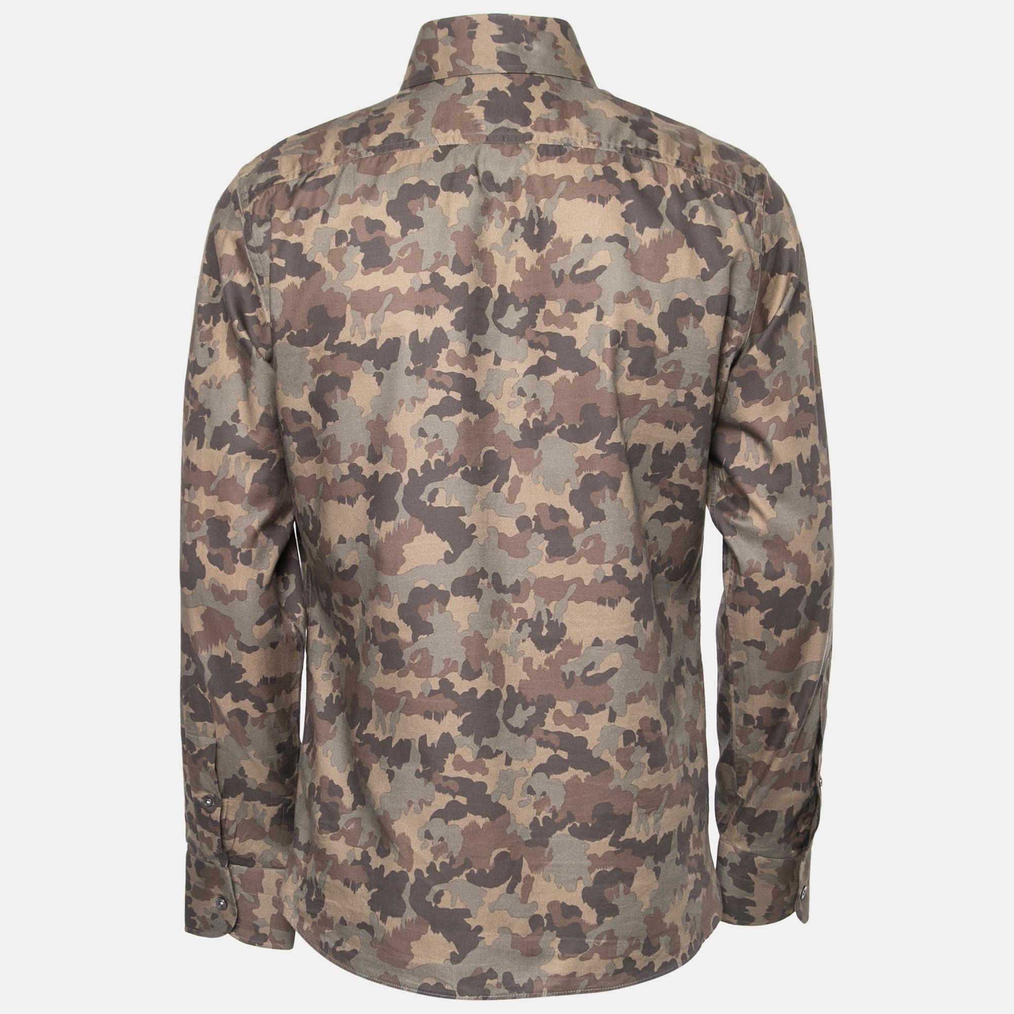 This Tom Ford shirt is striking and effortlessly chic with a camouflage print. Made from cotton in a green hue, it displays long sleeves, front button closure, and a classic neckline. Pair it with jeans or pants for a stylish ensemble.

