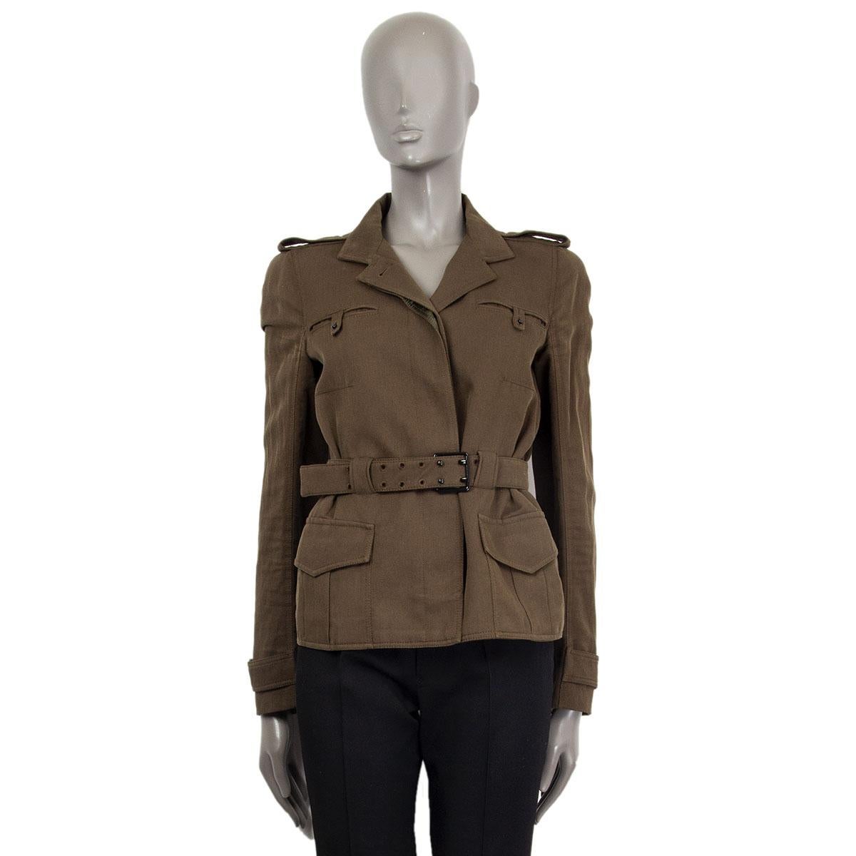Tom Ford fitted military jacket in olive green cotton (55%) and linen (45%) with a notch collar, apaulettes, two keyhole chest pockets, two front flap pockets and decorative belted cuffs. Closes on the front with buttons and fastens with an attached