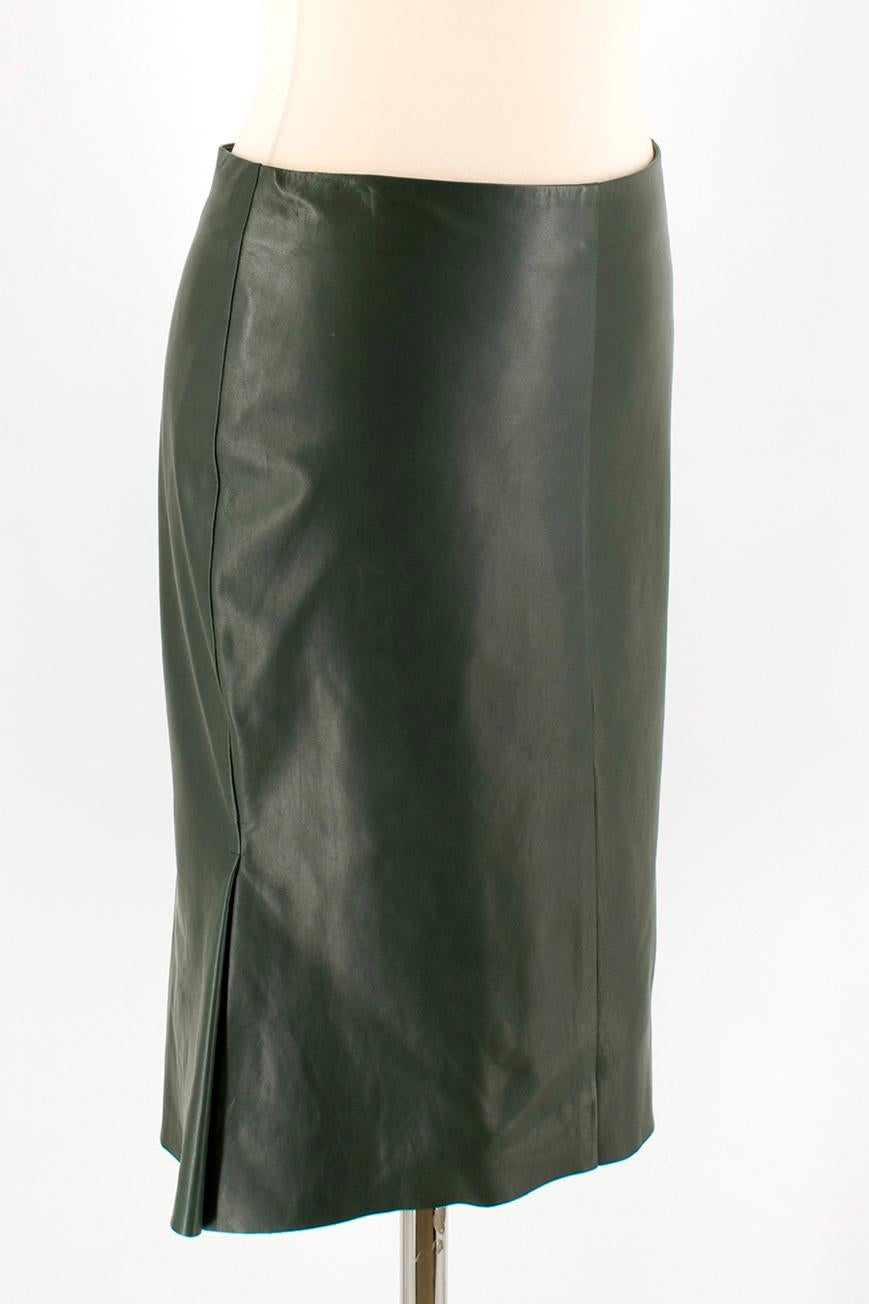 Tom Ford Green Leather Peplum Skirt

High waist fit with a high low peplum 
Green silk lining
Soft buttery leather
Lightweight
Made in Italy

Please note, these items are pre-owned and may show some signs of storage, even when unworn and unused.