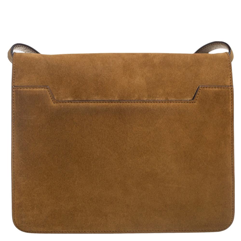 From the reputed eponymous fashion label Tom Ford, this Natalia bag has been crafted with a sense of upscale skill and style like none other. This bag has been crafted meticulously using green suede and leather with a gold-toned lock exhibiting the