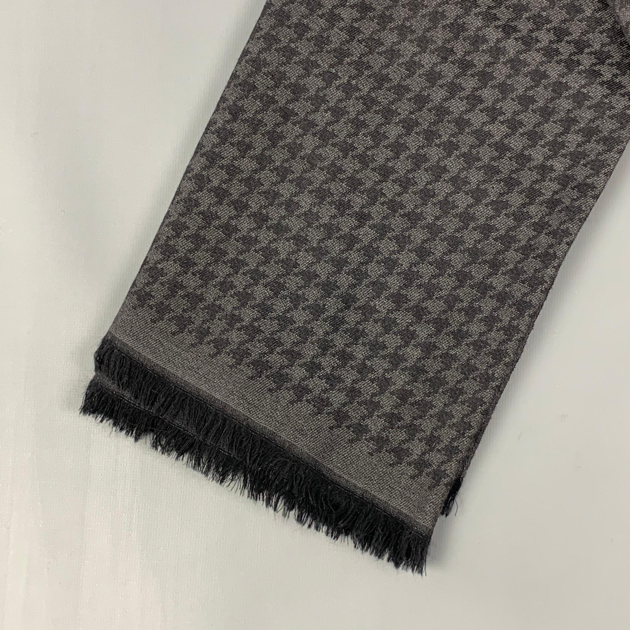 TOM FORD scarf comes in a grey & black houndstooth material with a fringe trim. 

Very Good Pre-Owned Condition. Fabric tag removed
Original Retail Price: $300.00

Measurements:

74 in. x 30 in. 