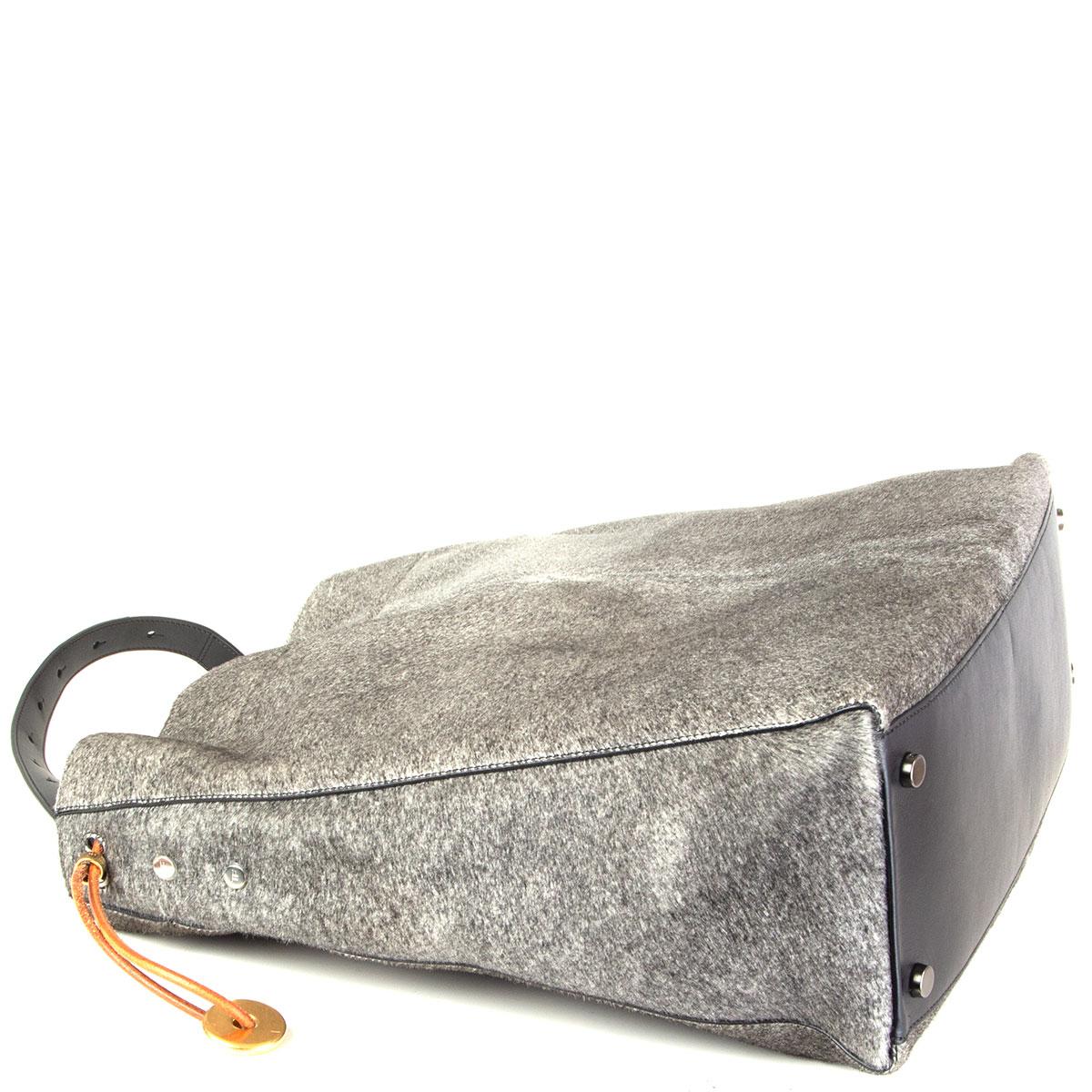 TOM FORD grey calf hair FISHERMAN HOOK HOBO Shoulder Bag In Excellent Condition In Zürich, CH