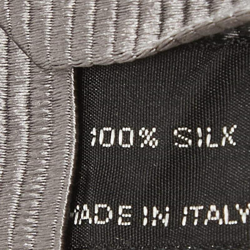 Tom Ford Grey Diagonal Striped Silk Tie In Good Condition For Sale In Dubai, Al Qouz 2