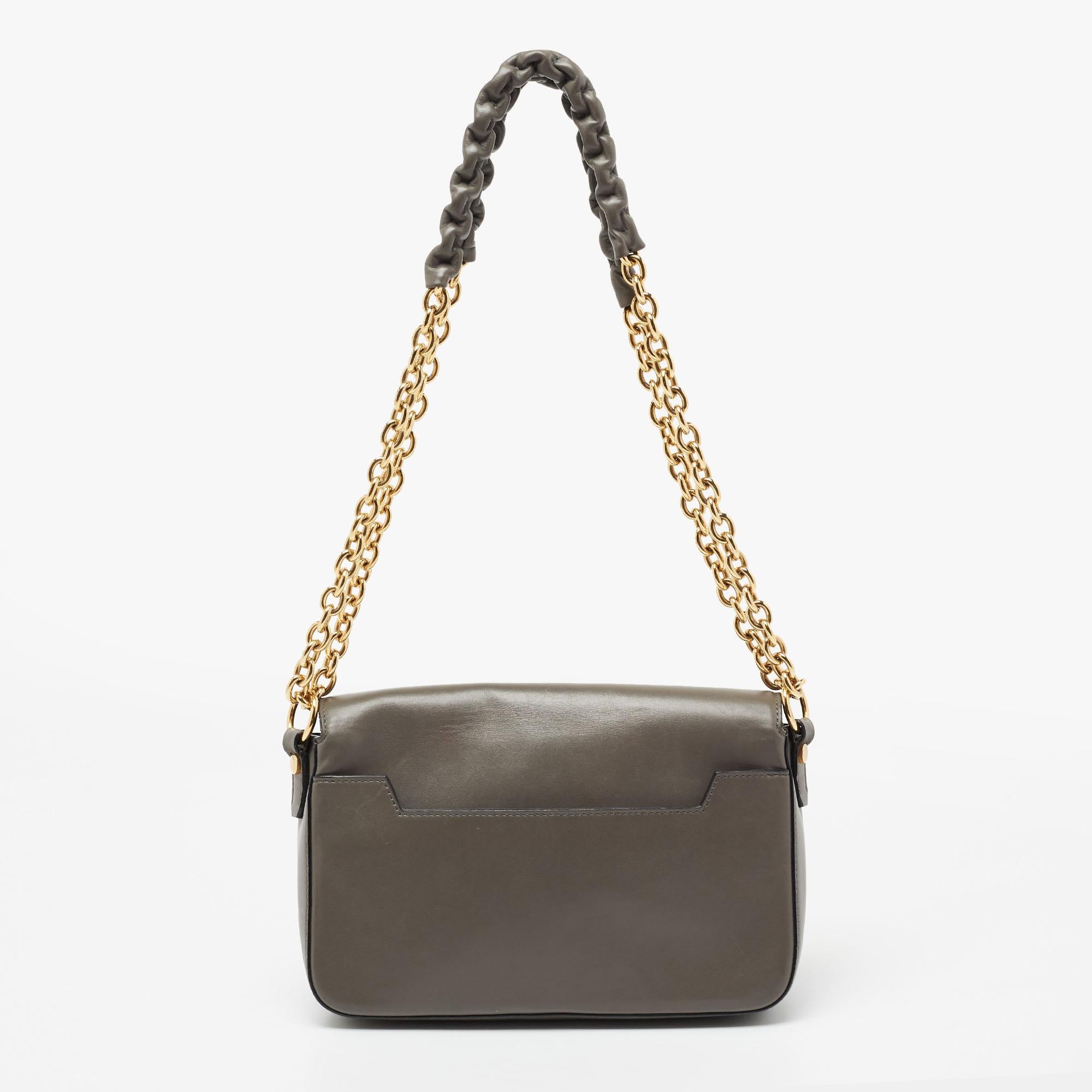 With its unique flair and edgy appeal, this Natalia bag from Tom Ford will end all your fashion woes. It is crafted from leather and the oversized branded twist-turn lock on the front makes it striking. Lined with Alcantara, it will keep your