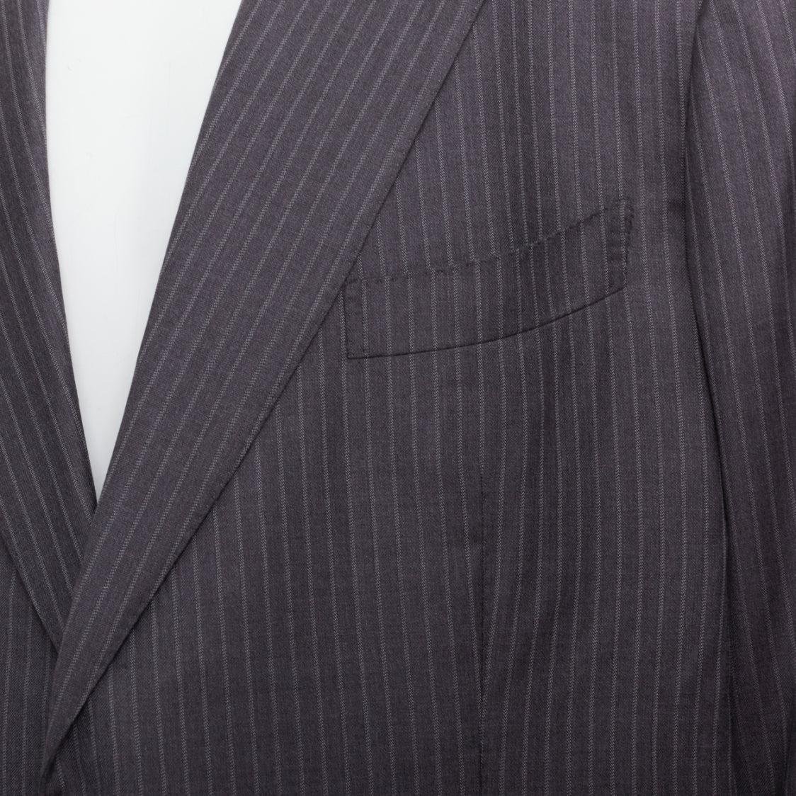 Tom Ford blazer gessato grigio con tasche con patta cucite a mano IT58 4XL
Riferimento: TGAS/E00180
Marchio: Tom Ford
Designer: Tom Ford
Materiale: Lana
Colore: Grigio
Modello: Gessato
Chiusura: bottone
Fodera: Tessuto grigio
Dettagli extra: Pad per