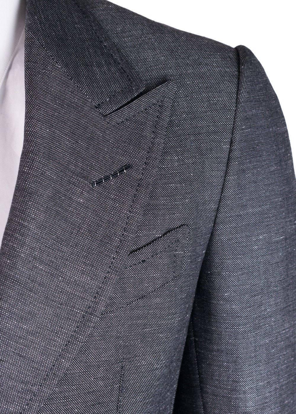 Brand New Tom Ford Textured Shelton Suit
Original Tags & Hanger Included
Retails In-Store & Online for $2450
IT 46R/ US 36

Add some depth to your wardrobe in your Tom Ford Shelton. This two piece suit features a smooth salt and peppered texture