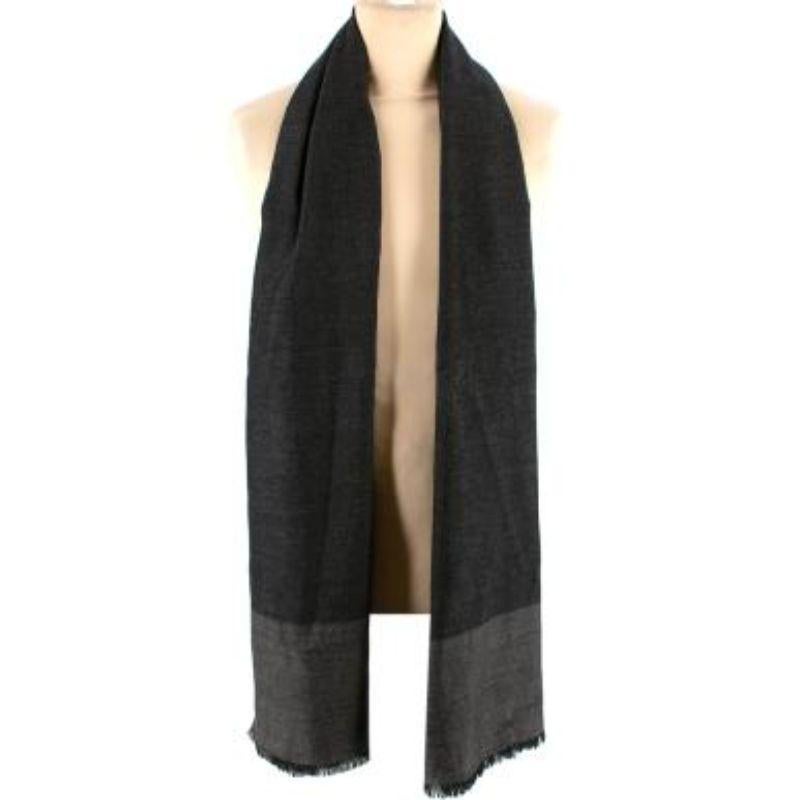 Tom Ford Grey Wool, Cashmere & Silk Scarf 205x80cm

- Lighter contrasting panel at the edge
- Logo embroidered
- Fringed edges

Material
50% Wool, 35% Cashmere, 15% Silk

Dry clean only

Made in Italy

PLEASE NOTE, THESE ITEMS ARE PRE-OWNED AND MAY