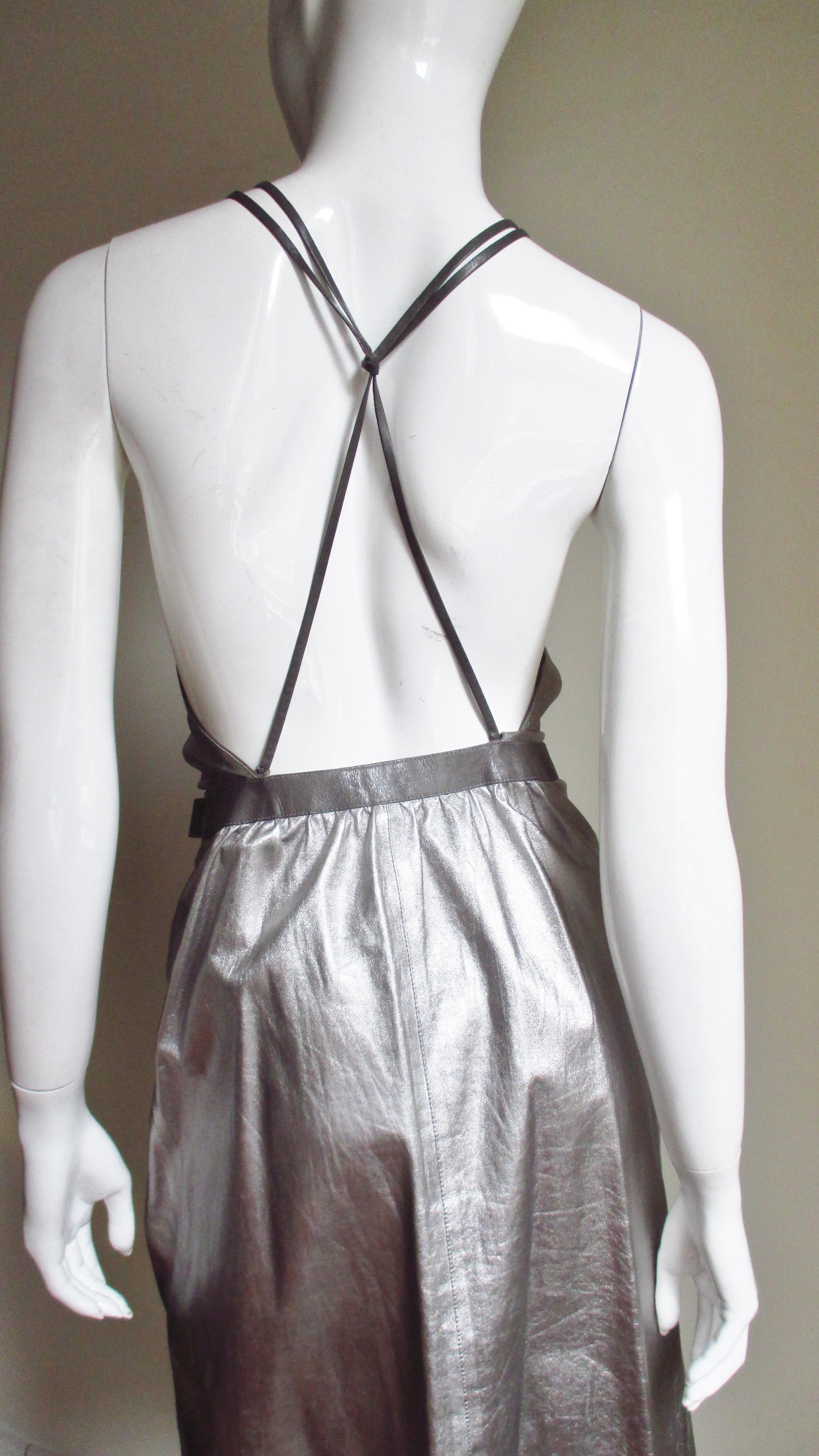 Tom Ford for Gucci Vestido de cuero plateado sin espalda en venta 6