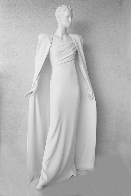 Superbe robe de soirée iconique Tom Ford avec cape assortie. Identique à celui porté par Gwyneth Paltrow à la cérémonie des Oscars.  

La robe est confectionnée en crêpe de soie écru et doublée de charmeuse de soie blanc pur. Les épaules sont