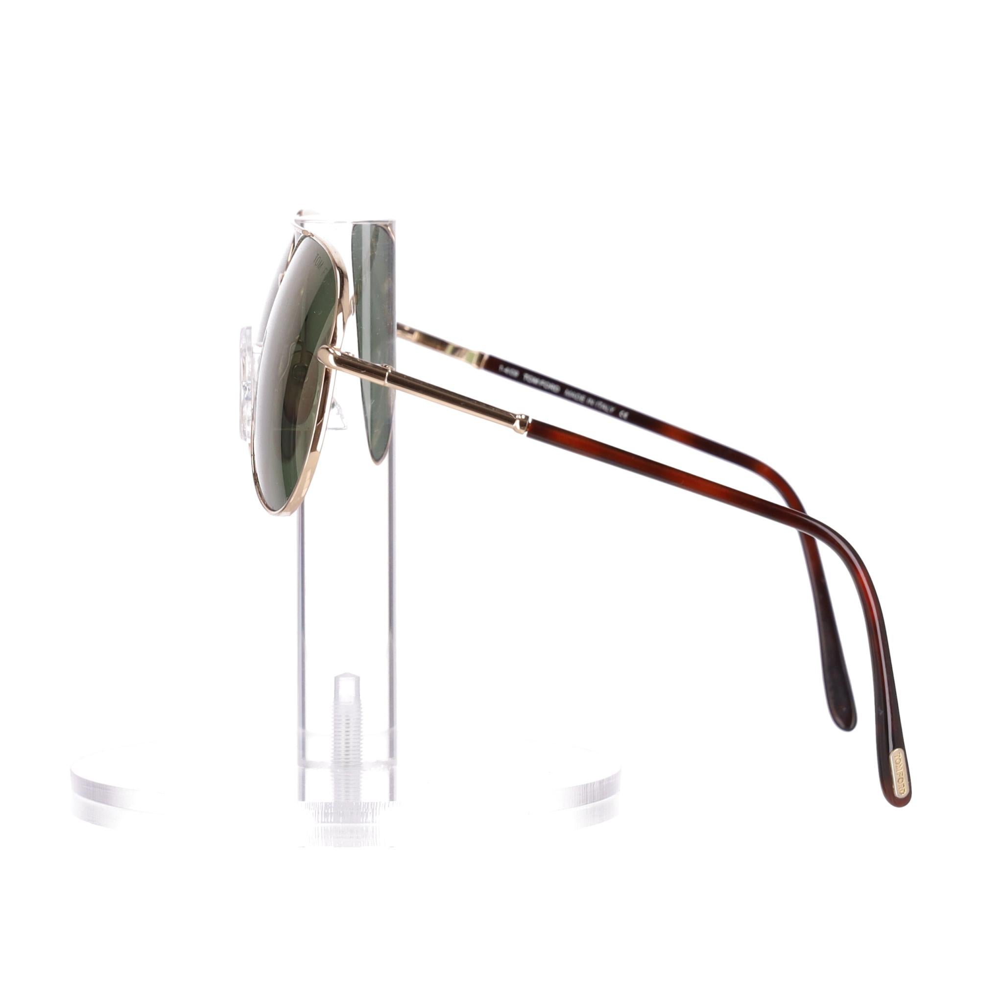 Tom Ford Hunter Aviator-Sonnenbrille mit verspiegelten Gläsern

Glänzende roségoldene Fassung mit verspiegelten grünen Gläsern.

Mit einem 
