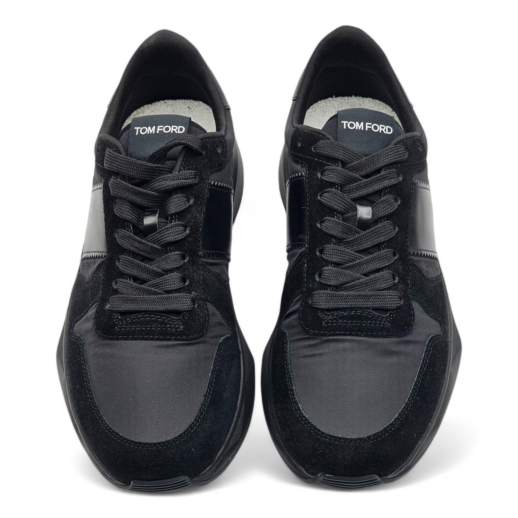 Tom Ford Jagga - Baskets en daim et maille bordées de cuir en noir.

Informations complémentaires :
MATERIAL : Daim et maille bordés de cuir
Couleur : Noir
Taille : 7 US
Pays : Italie
Condit : Neuf avec boîte et sac à poussière.