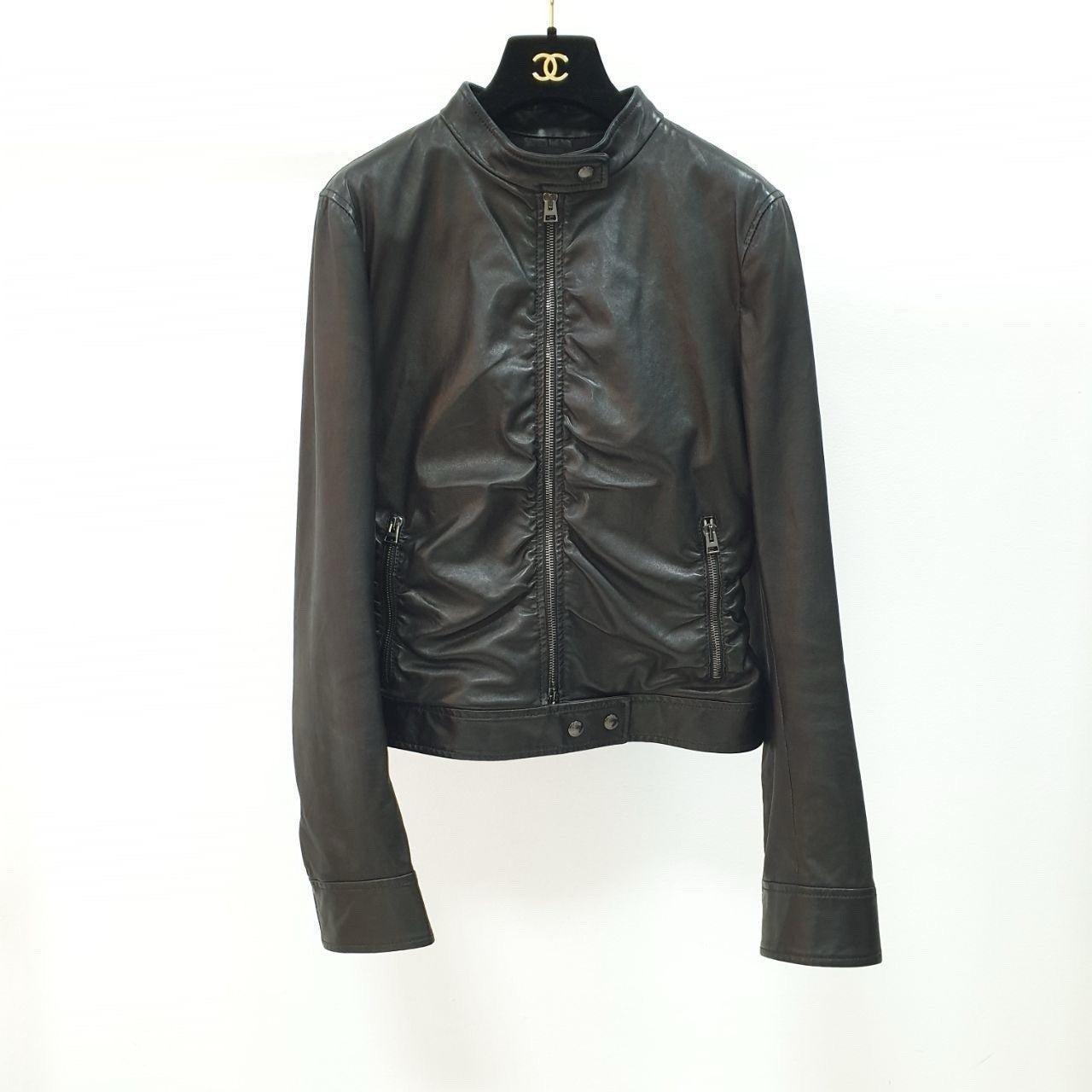 Tom Ford Bikerjacke aus LammlederSchwarzKragenlosReißverschlusstaschen & Reißverschluss

Passform:Jacken von Tom Ford fallen in der Regel größengerecht aus.

Sz.40 (passend für S)

 Guter Zustand. 

Aufhänger ist nicht enthalten


