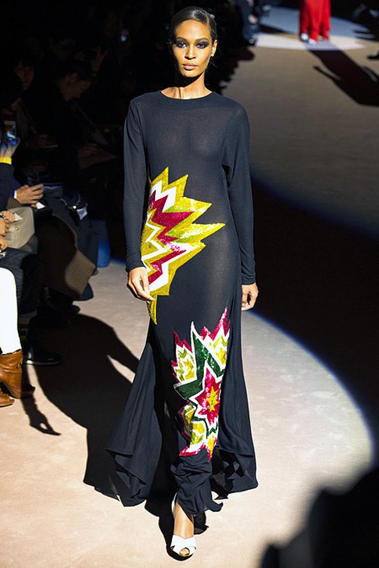 Robe de défilé Tom Ford avec perles multicolores et double soleil. KA-POW ! Beaucoup de couleurs, beaucoup de glamour, c'est ce qui le rend si populaire ! Confectionné en crêpe noir avec un soupçon d'extensibilité, ce modèle à manches dolman est