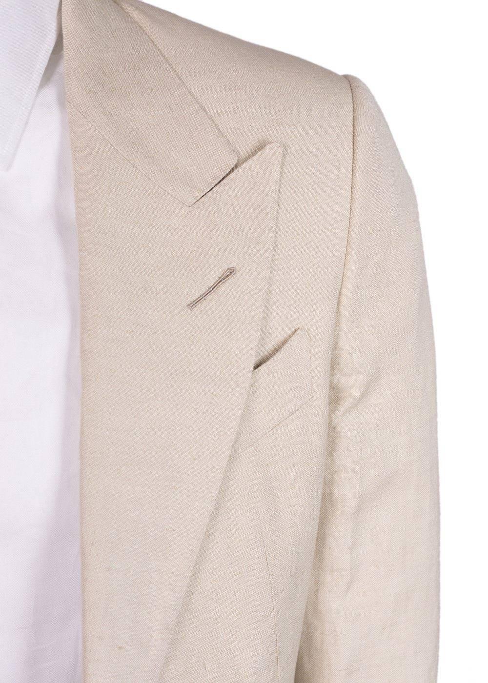 Brand New Tom Ford Two Piece Suit
Original Tags & Hanger Included
Retails In-Store & Online for $4430
Size IT 46 R / US 36

Lend a hint of effortless sophistication to your formal repertoire courtesy of Tom Ford's two piece suit. Crafted from the