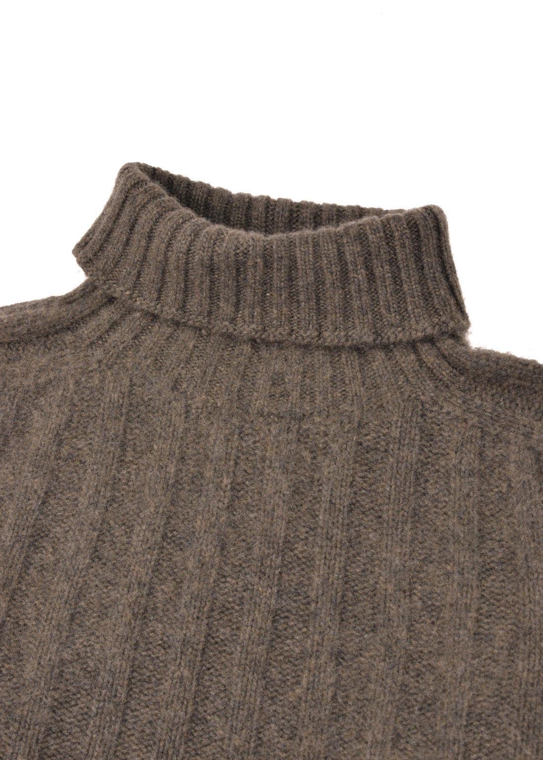 Tom Ford's luxurious turtle neck sweater with a rib knit woven design. This classic Tom Ford turtleneck sweater is crafted from soft cashmere for a gentle and luxurious feel to the skin. Perfect for this winter and fall season, pair with regular