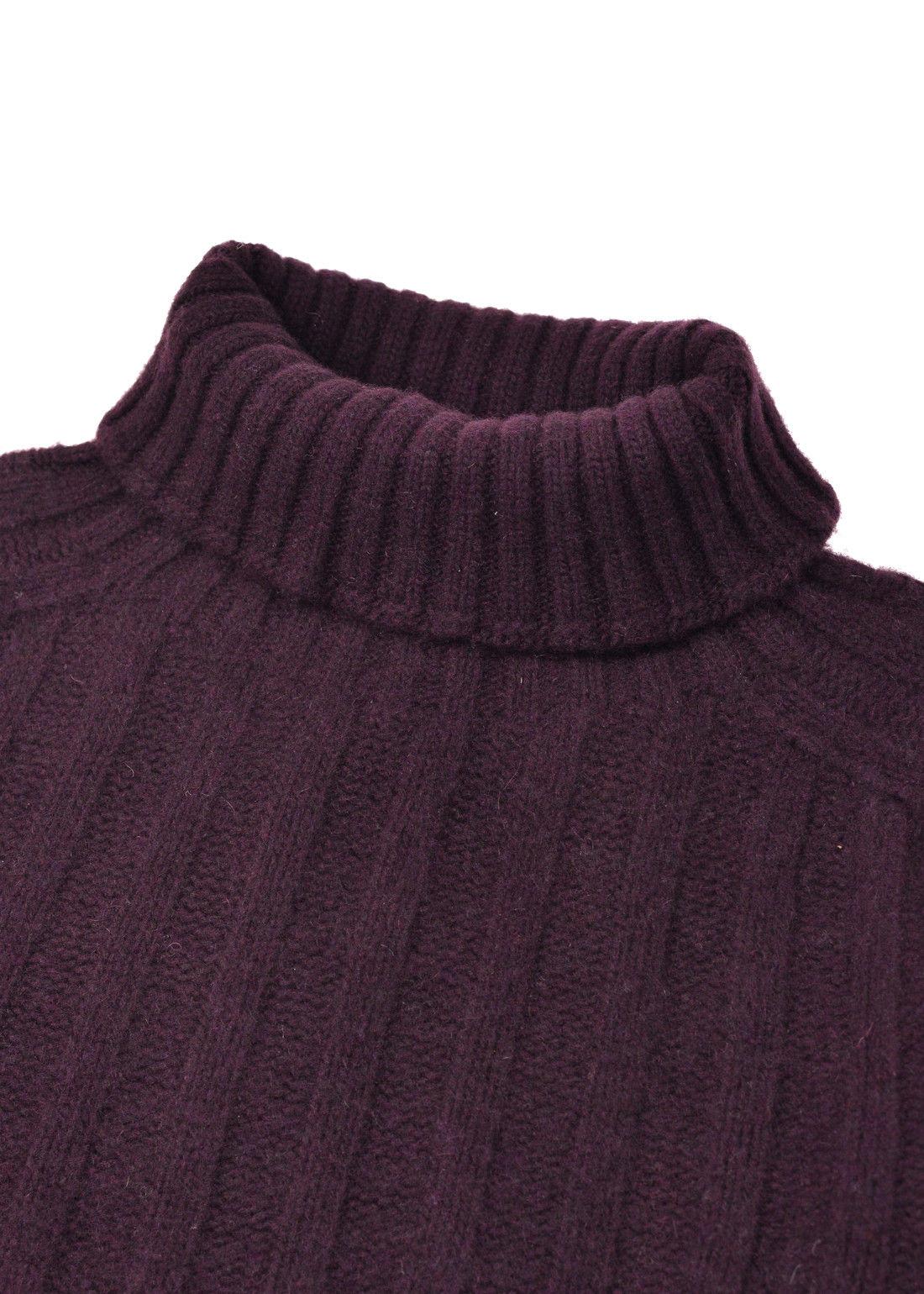 Tom Ford's luxurious turtle neck sweater with a rib knit woven design. This classic Tom Ford turtleneck sweater is crafted from soft cashmere for a gentle and luxurious feel to the skin. Perfect for this winter and fall season, pair with regular