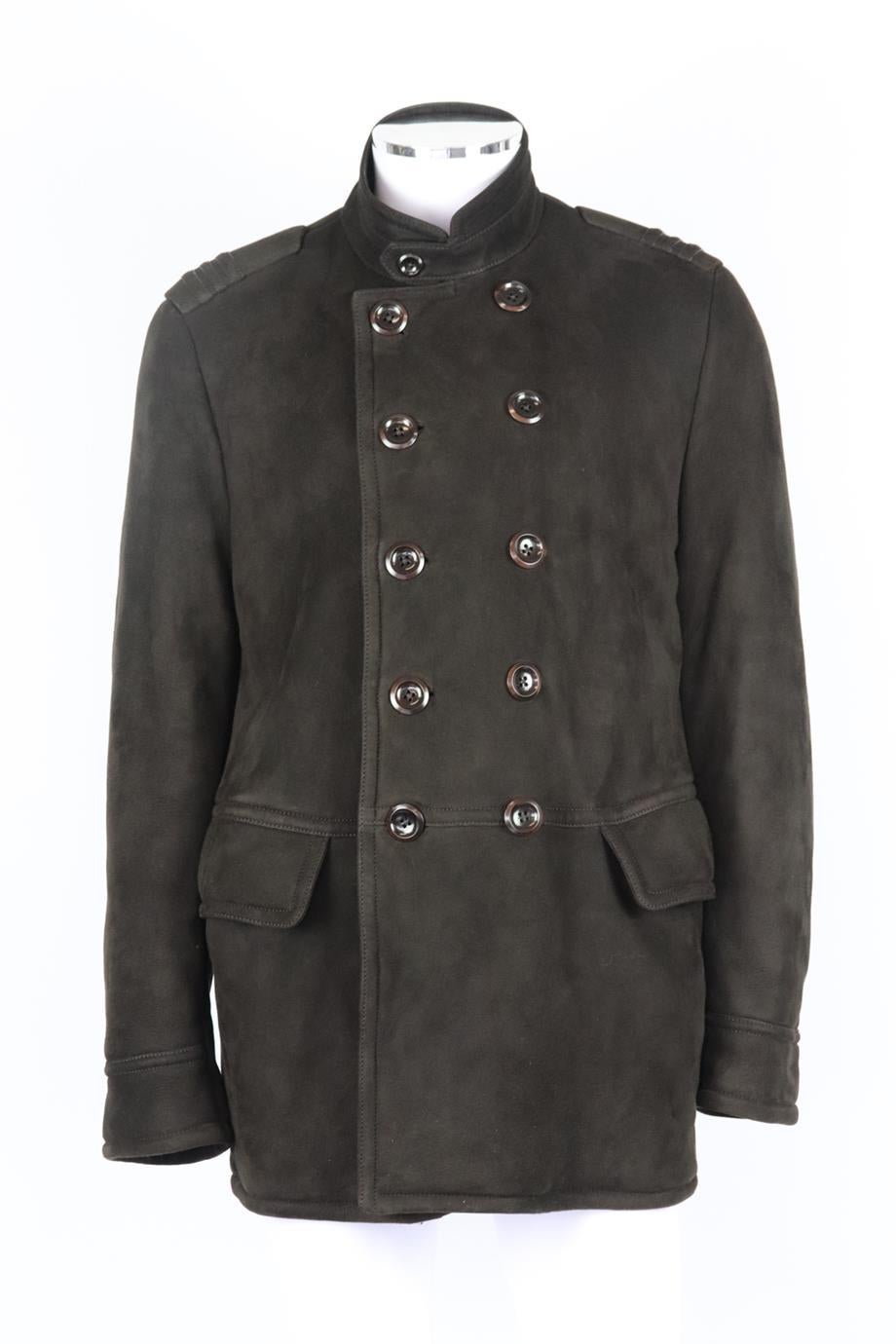 Manteau en daim doublé en shearling pour homme Tom Ford. Marron. Manches longues, col en V. Fermeture à bouton sur le devant. 100% Shearling ; tissu2 : 100% veau. Taille : IT 54 (XXLarge, EU 54, UK/US Chest 44). D'épaule à épaule : 18.5 in.
