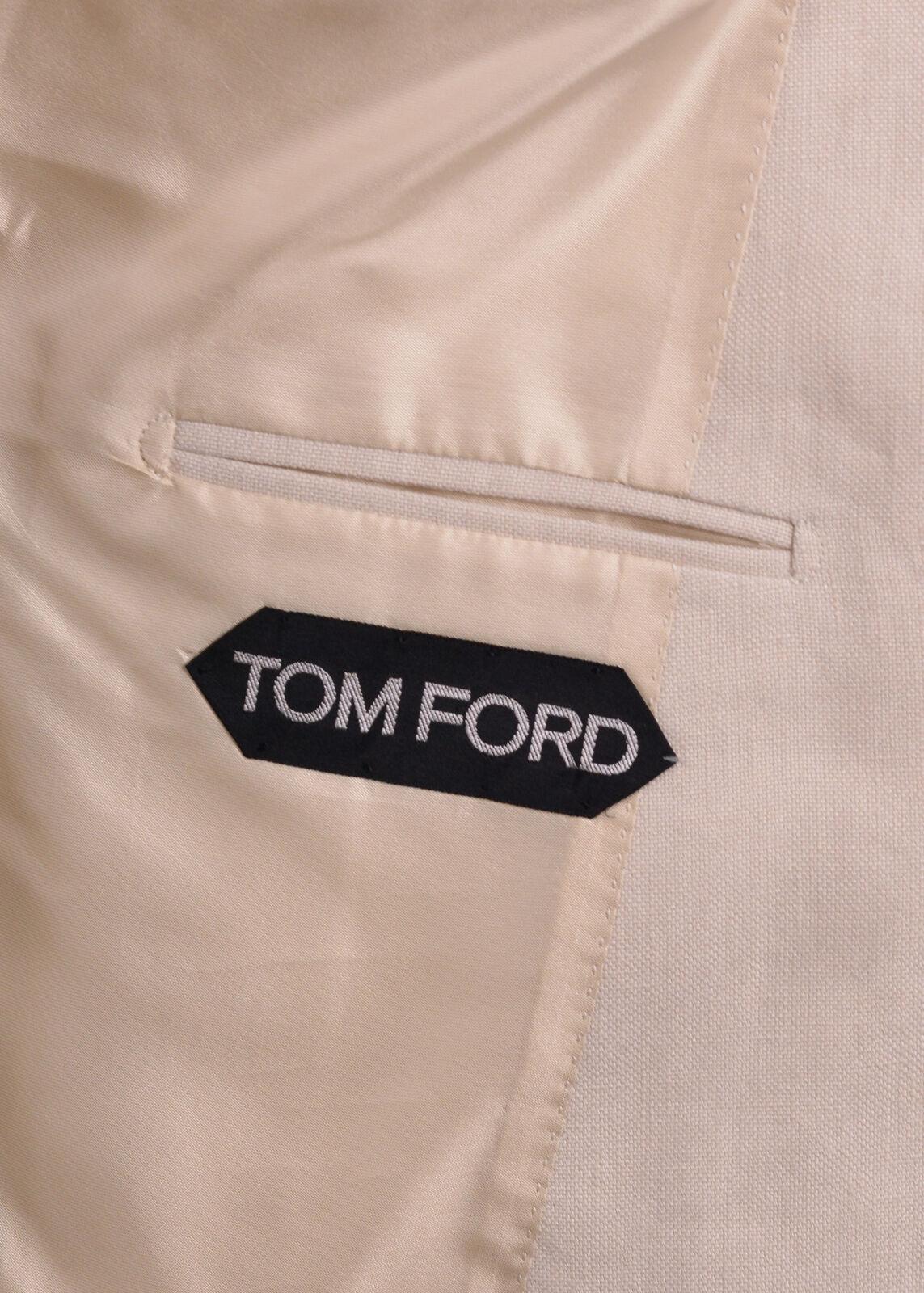 Tom Ford Shelton Jacket Blazer. This Shelton jacket features a hand stitched signature button hole on a soft durable linen  textile. Pair with jeans or black slacks for a sophistcated everyday look.

Tom Ford Shelton Jacket Blazer
100% Linen
Peak