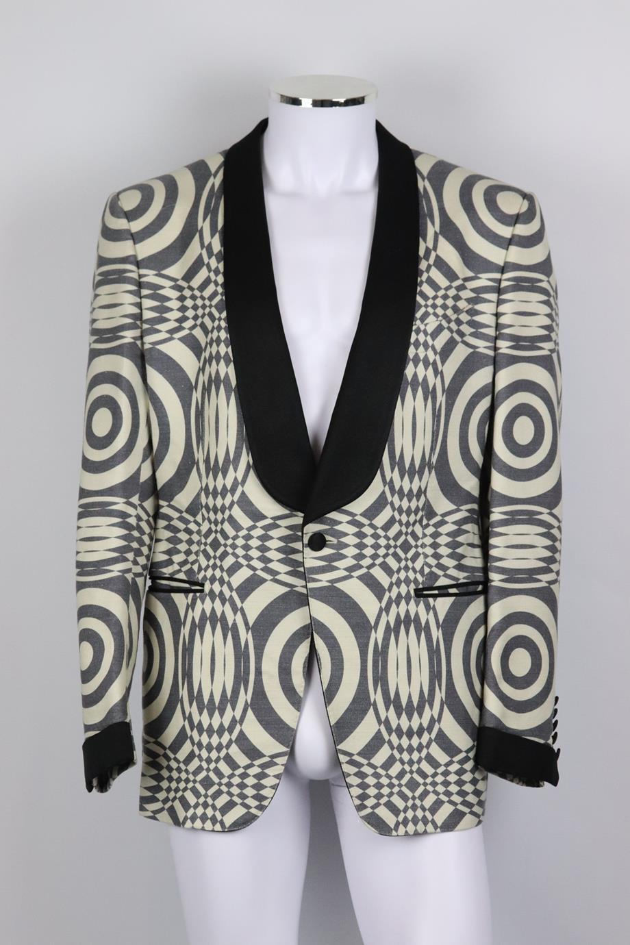 Tom Ford men's satin trimmed printed silk canvas blazer. Grey, ecru and black. Long sleeve, v-neck. Button fastening at front. 100% Silk; lining: 50% cupro, 50% silk. Size: IT 52 (XLarge, UK/US Chest 42, EU 52). Shoulder to shoulder: 17 in. Chest: