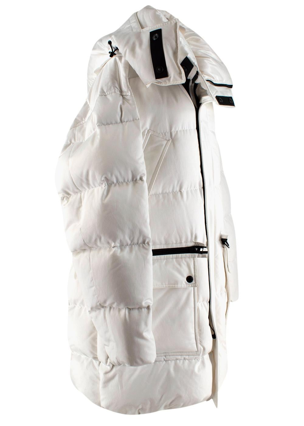Tom Ford White Oversized Puffer Jacket

- Longline
- Heavy weight
- Detachable hood with zip opening
- Inner and outer pockets
- Leather logo detail over pocket
- Zip and press stud fastening
- Elasticated hem and cuffs

Materials

Outer
63%