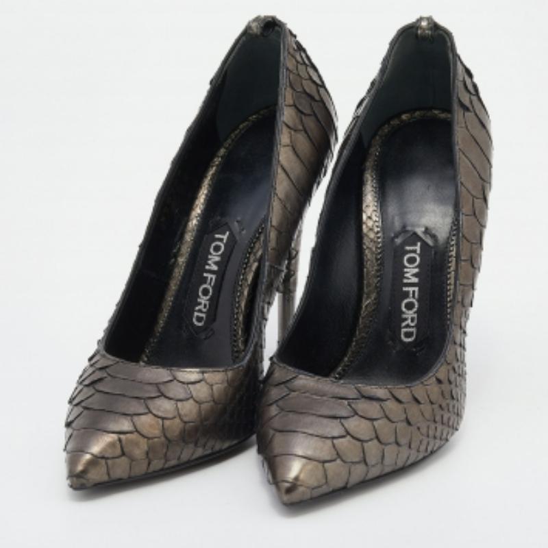 Characterized by its clean, impressive silhouette, these pumps showcase Tom Ford's flair in the art of shoemaking. The pair flaunts a contemporary hue. From formal to casual and evening looks, this gorgeous pair will look great on all occasions.