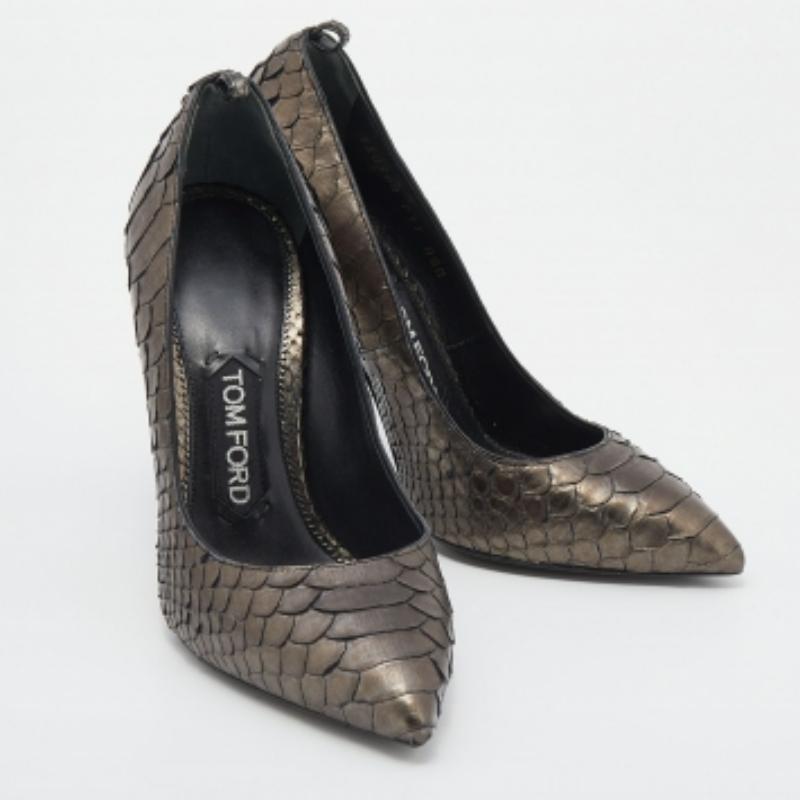 Tom Ford Metallic Grey Python Leather Pointed Toe Pumps Size 35 In Good Condition For Sale In Dubai, Al Qouz 2