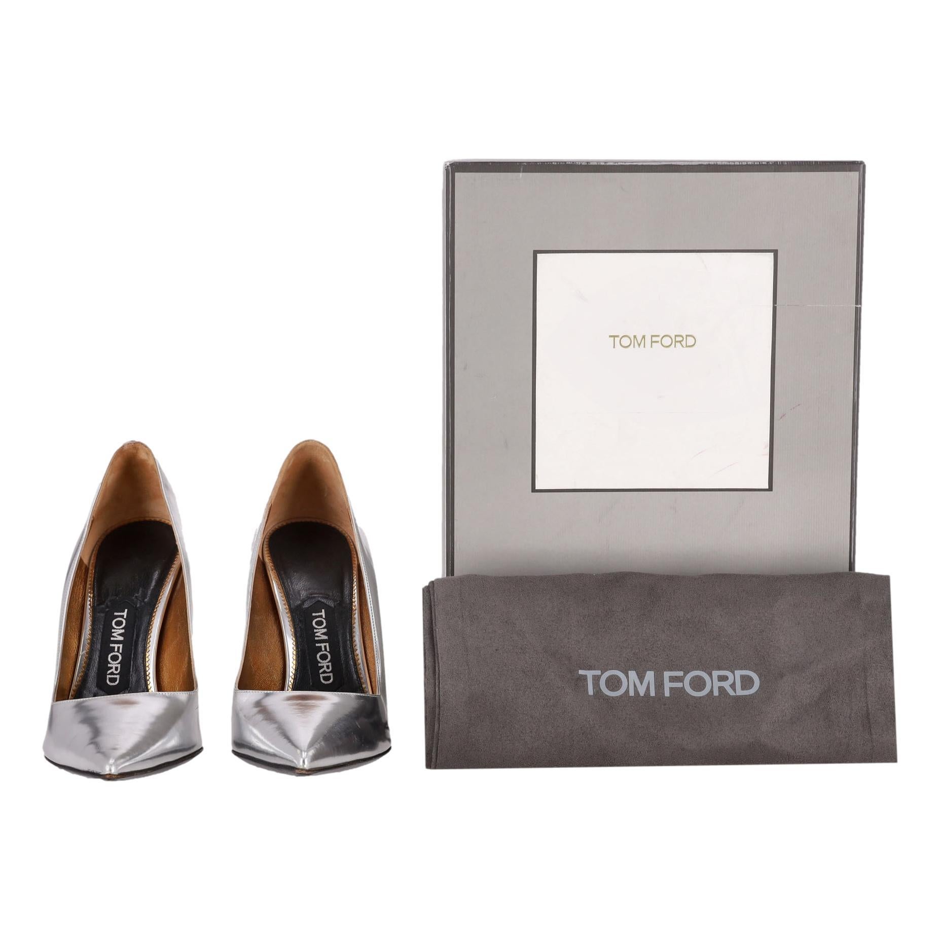 Tom Ford - Escarpins en cuir métallisé

Talons en cuir argenté métallisé, doublés de cuir or métallisé.

Il est doté d'un bout pointu et d'un talon emblématique en métal.

Rrp Approx. £800

Taille - 35.5

Condit - Bon (rayures et marques sur le