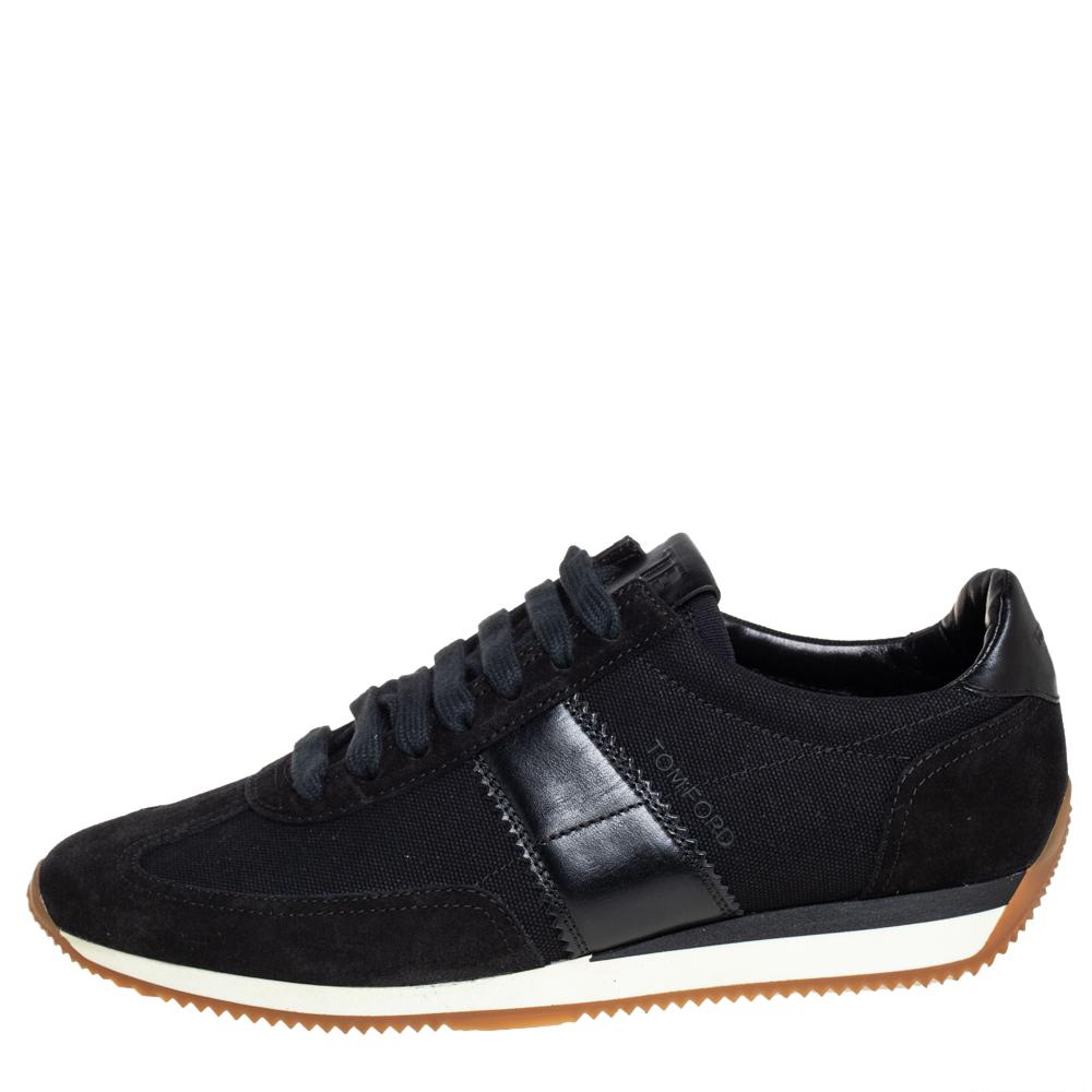 Made to provide comfort, these low-top sneakers by Tom Ford are trendy and stylish. The exterior of this pair has been meticulously crafted from canvas, leather, and suede. The navy blue sneakers feature lace-up vamps, brand details on the sides and