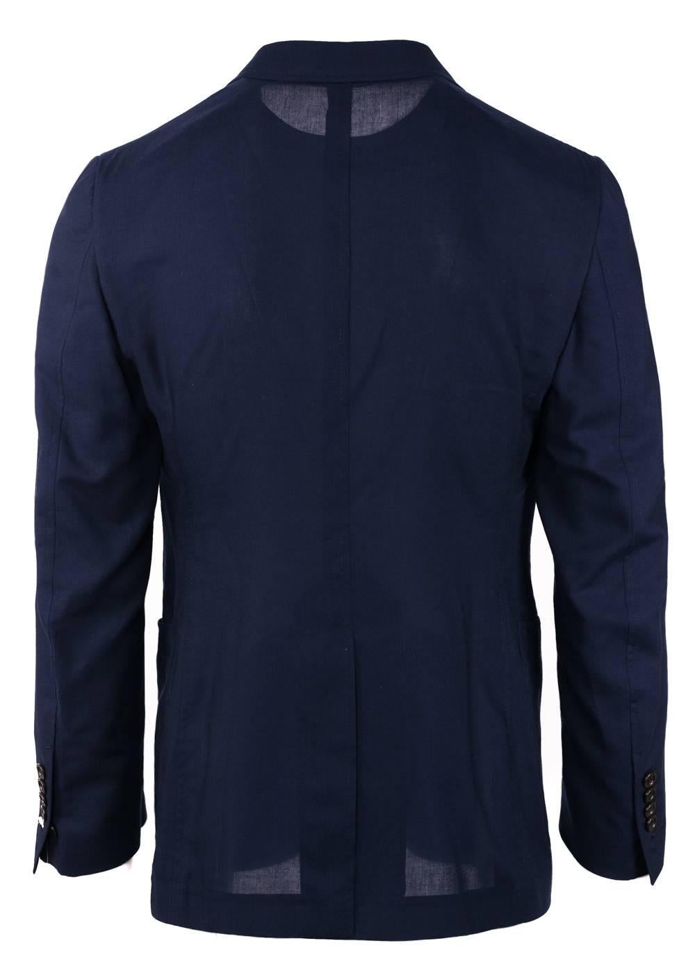 The signature Tom Ford Shelton Jacket updated in a luxurious cashmere base. This light constructed jacket is finished with notch lapels and patched pockets. This jacket is the perfect for the incoming spring/summer season with its lightweight