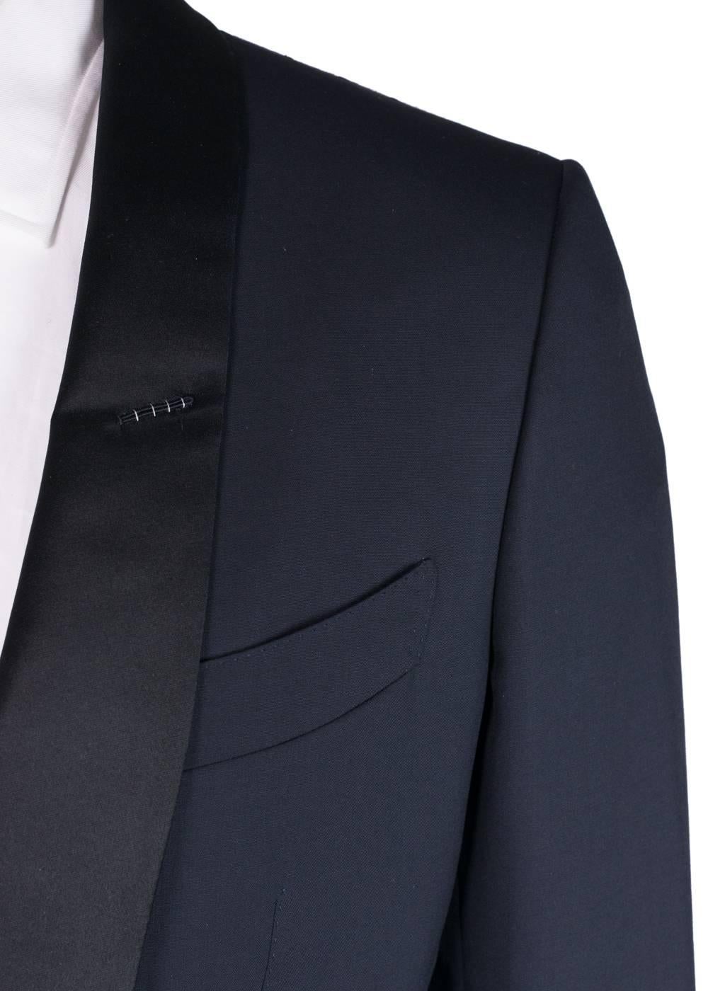 Brand New Tom Ford O'Connor Tuxedo
Original Tags & Hanger Included
Retails In-Stores & Online for $5470
IT 50R / US 40 

A signature tuxedo, Tom Ford's Satin Shawl Lapel 'O'Connor' Base Tuxedo is crafted from a luxury twill fabric in deep navy. This