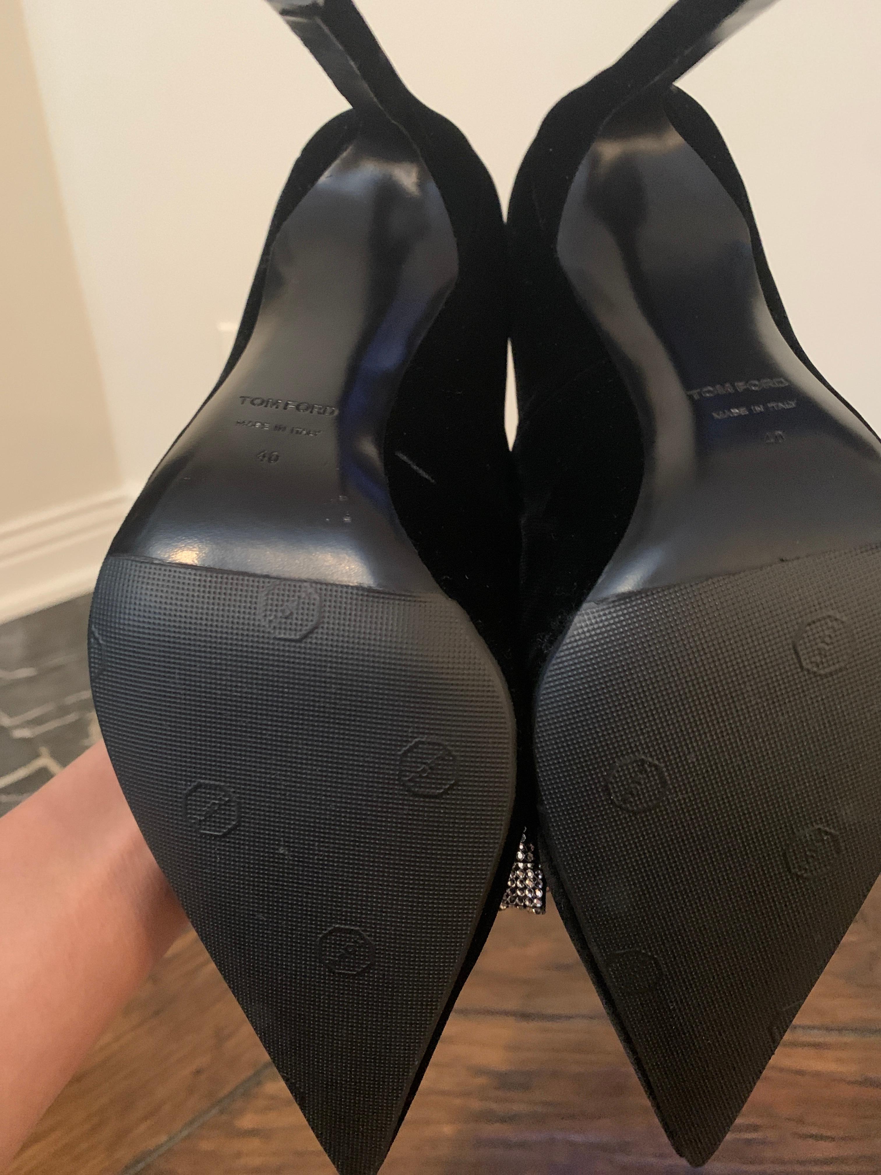 TOM FORD NBW Black Velvet Pumps with Crystal Bow Size 40  In New Condition In Thousand Oaks, CA