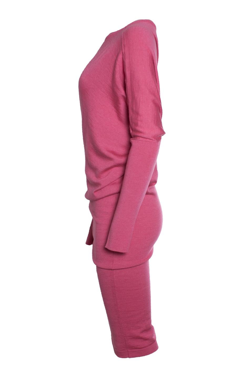 Tom Ford, vestido jersey sin hombros en fucsia. El artículo está en excelentes condiciones.

ESTADO: muy buen estado

TALLA: M

MEDIDAS: longitud 111 cm, anchura 62 cm, cintura 46 cm, anchura hombros 55 cm, longitud mangas 50 cm

MATERIAL: 70%